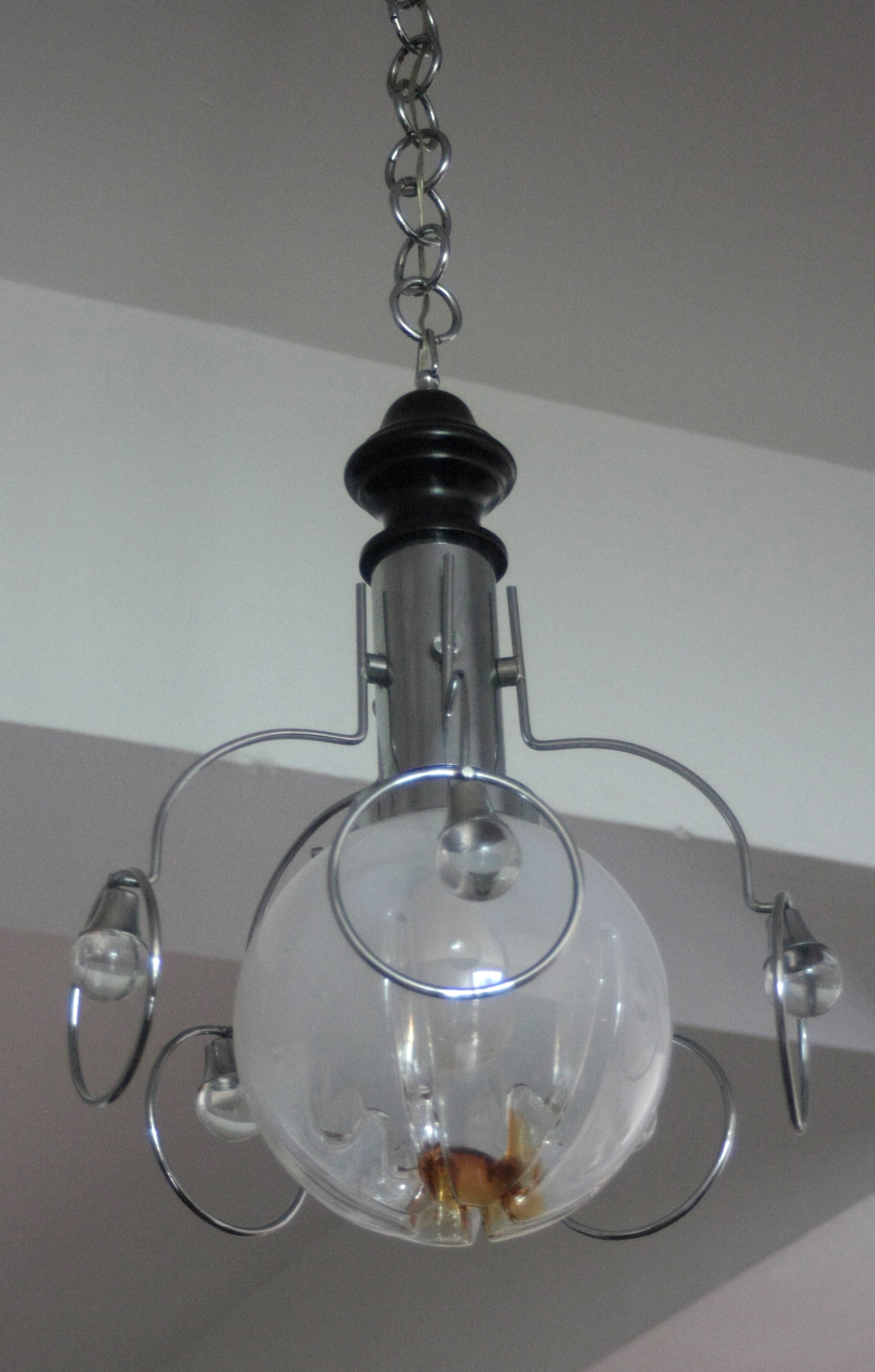 Vintage_chandelier_from_the_1970s,_Italy