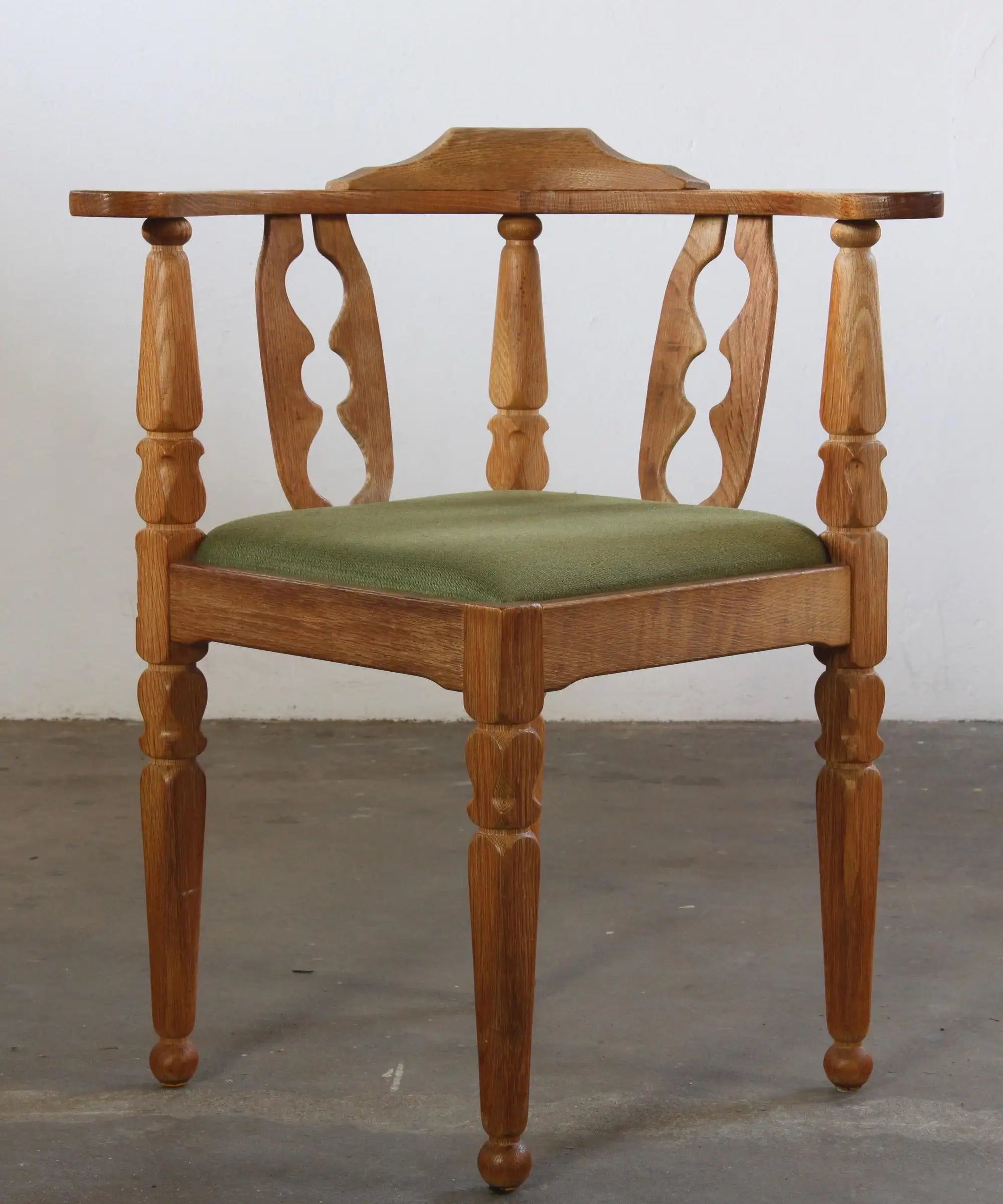 Danish_Brutalist_Oak_Corner_Chair_by_Henning_Kjærnulf,_Attributed_to_EG_Møbler,_1960s