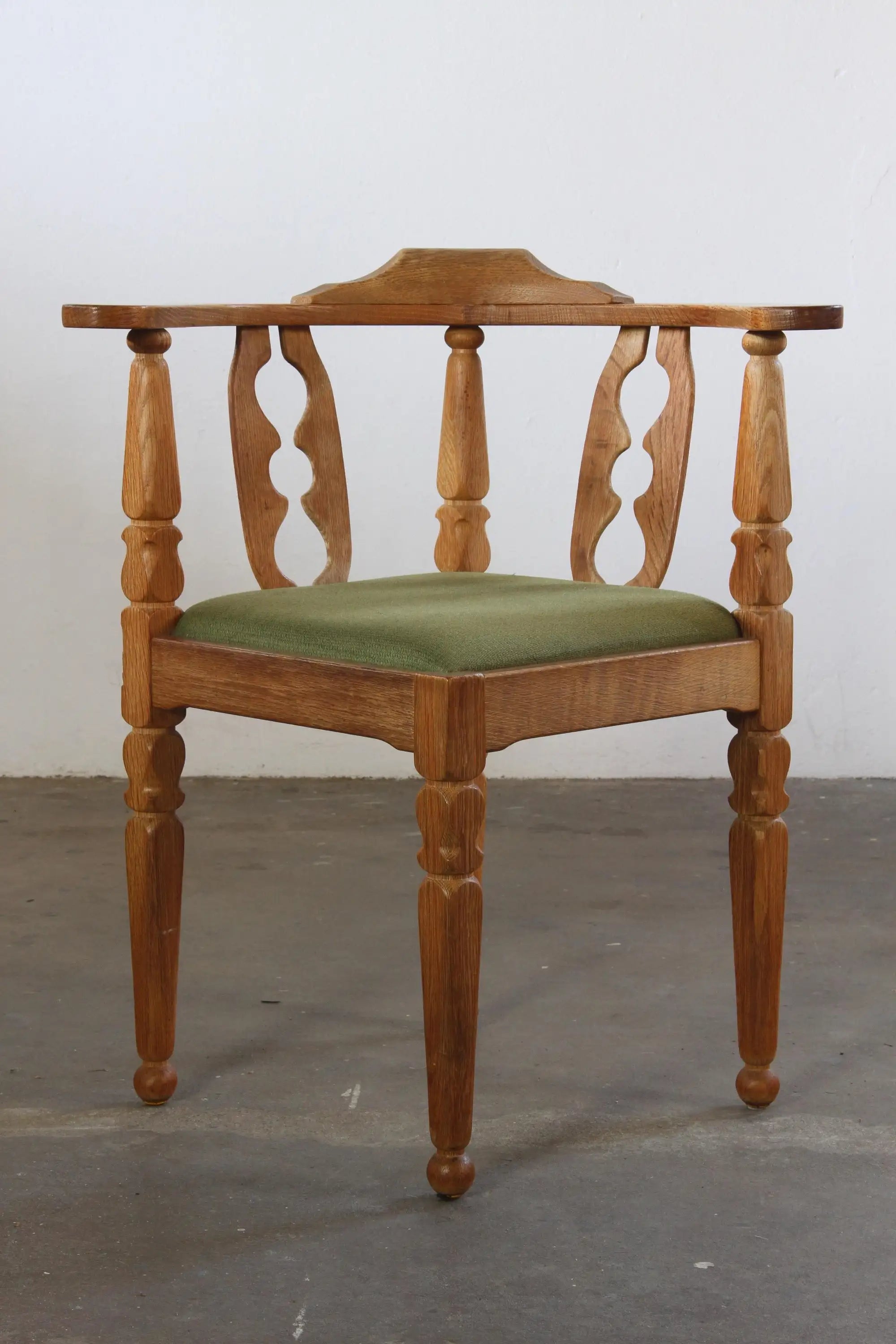 Danish_Brutalist_Oak_Corner_Chair_by_Henning_Kjærnulf,_Attributed_to_EG_Møbler,_1960s