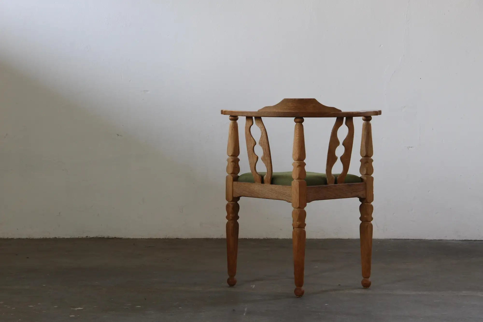 Danish_Brutalist_Oak_Corner_Chair_by_Henning_Kjærnulf,_Attributed_to_EG_Møbler,_1960s