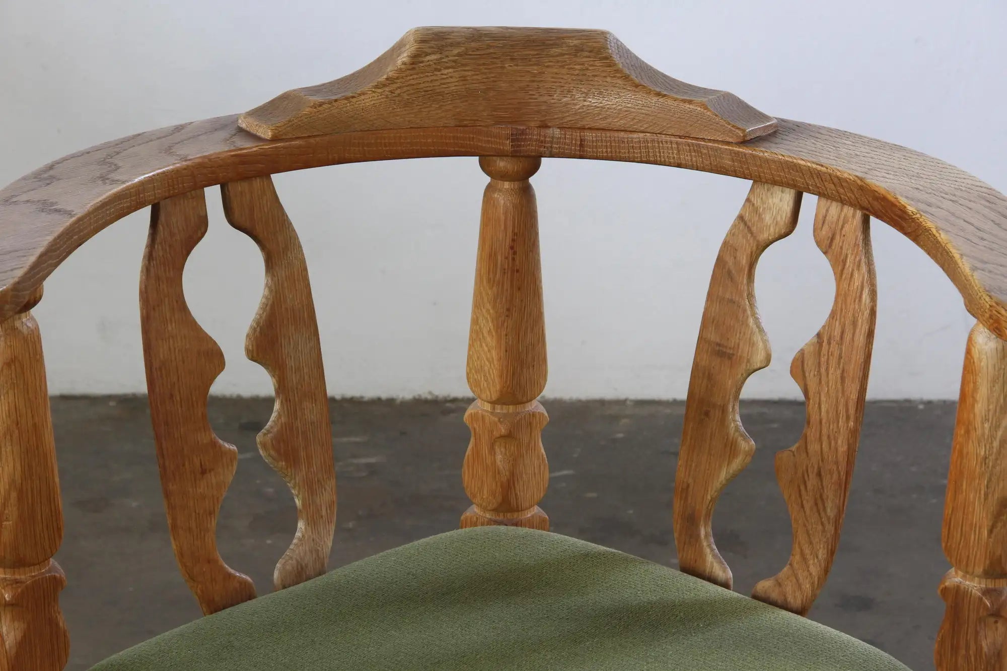 Danish_Brutalist_Oak_Corner_Chair_by_Henning_Kjærnulf,_Attributed_to_EG_Møbler,_1960s