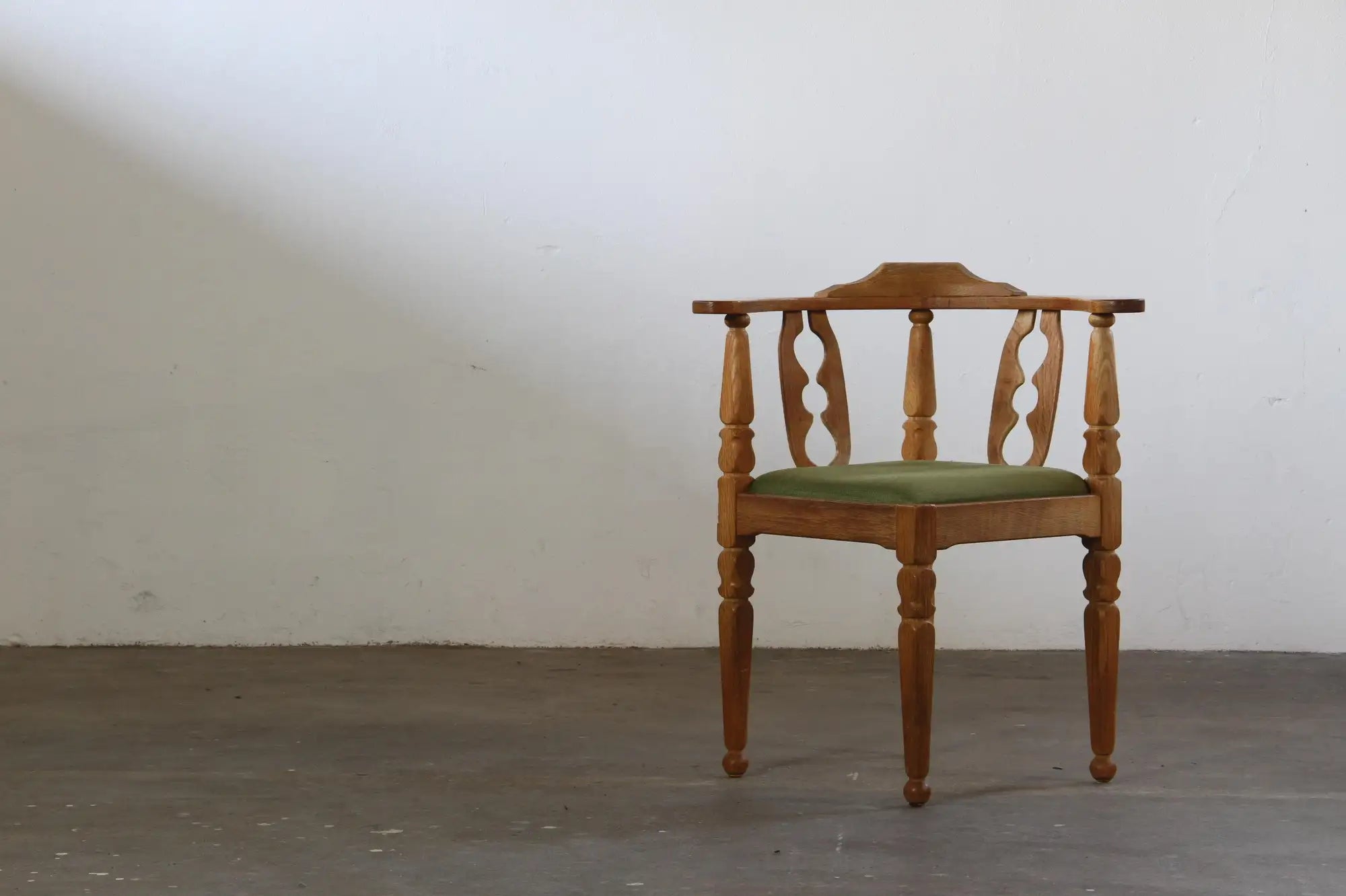 Danish_Brutalist_Oak_Corner_Chair_by_Henning_Kjærnulf,_Attributed_to_EG_Møbler,_1960s