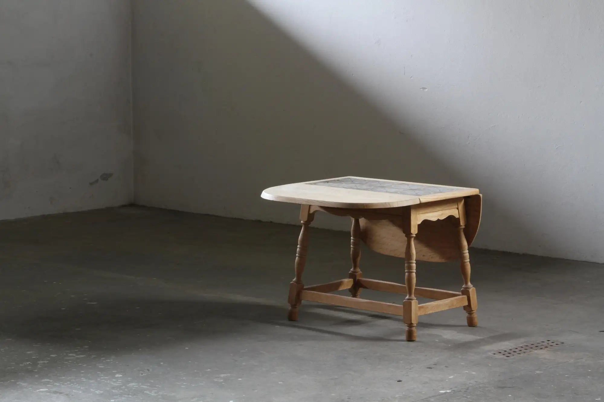 Vintage_Solid_Oak_Drop-Leaf_Coffee_Table_with_Decorative_Ceramic_Tiles_and_Turned_Legs