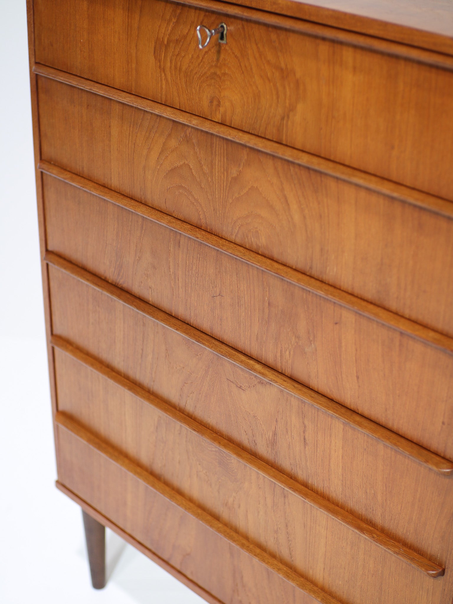 Vintage_Danish_teak_chest_of_drawers_from_the_1960s