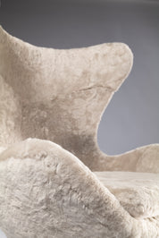 Arne_Jacobsen_Egg_Armchair_in_Sheepskin,_Scandinavian_Design_Icon