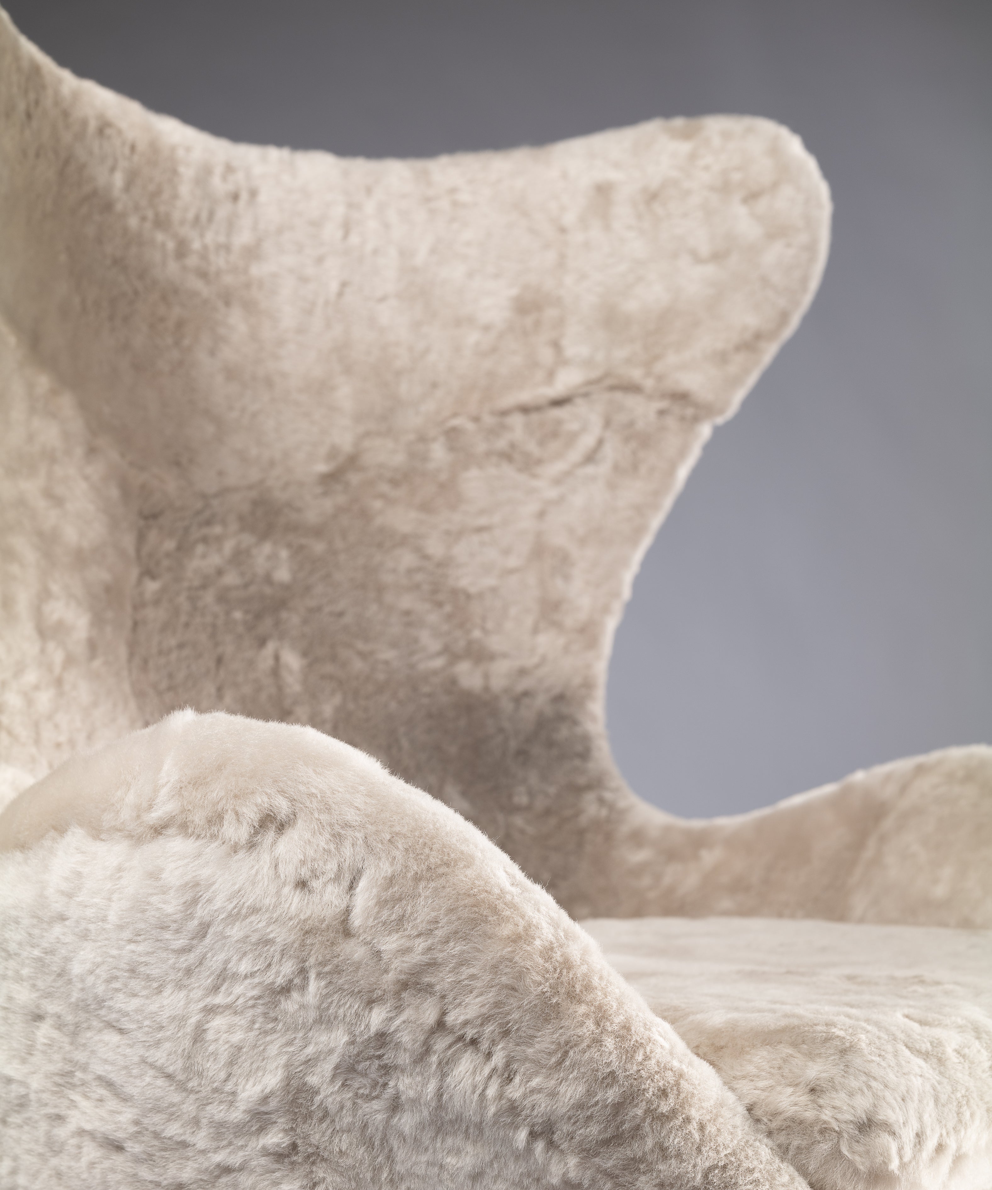 Arne_Jacobsen_Egg_Armchair_in_Sheepskin,_Scandinavian_Design_Icon
