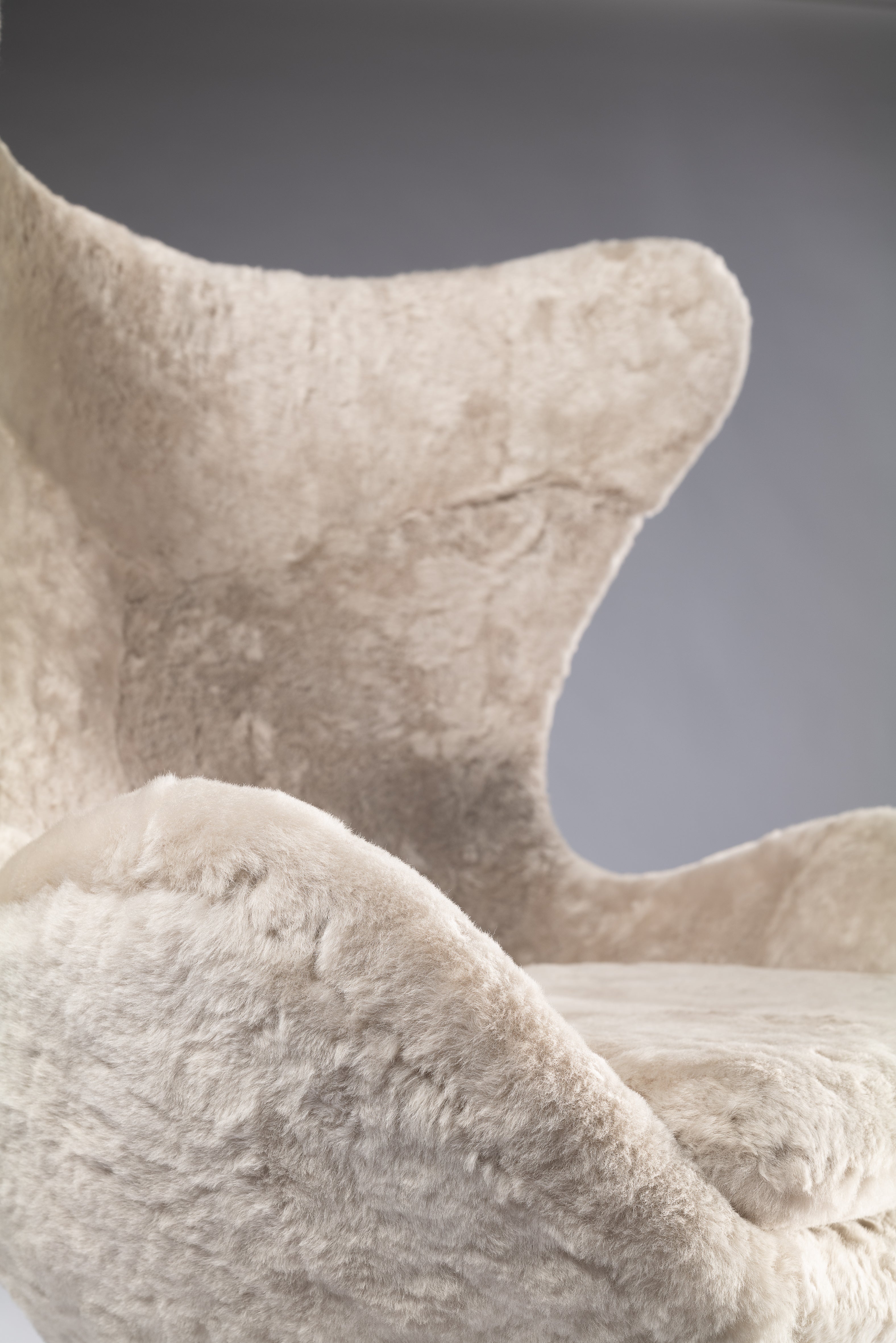 Arne_Jacobsen_Egg_Armchair_in_Sheepskin,_Scandinavian_Design_Icon