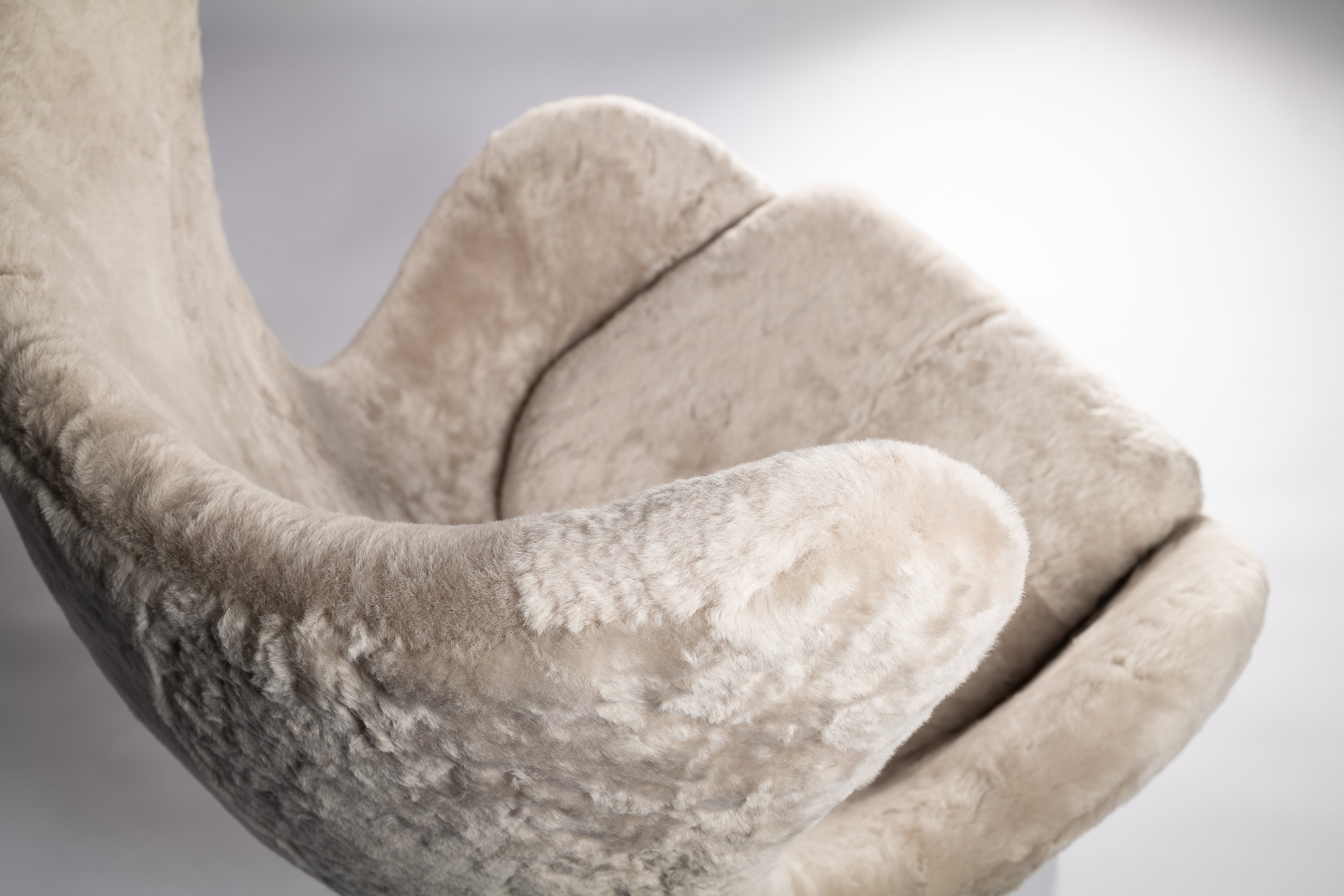 Arne_Jacobsen_Egg_Armchair_in_Sheepskin,_Scandinavian_Design_Icon