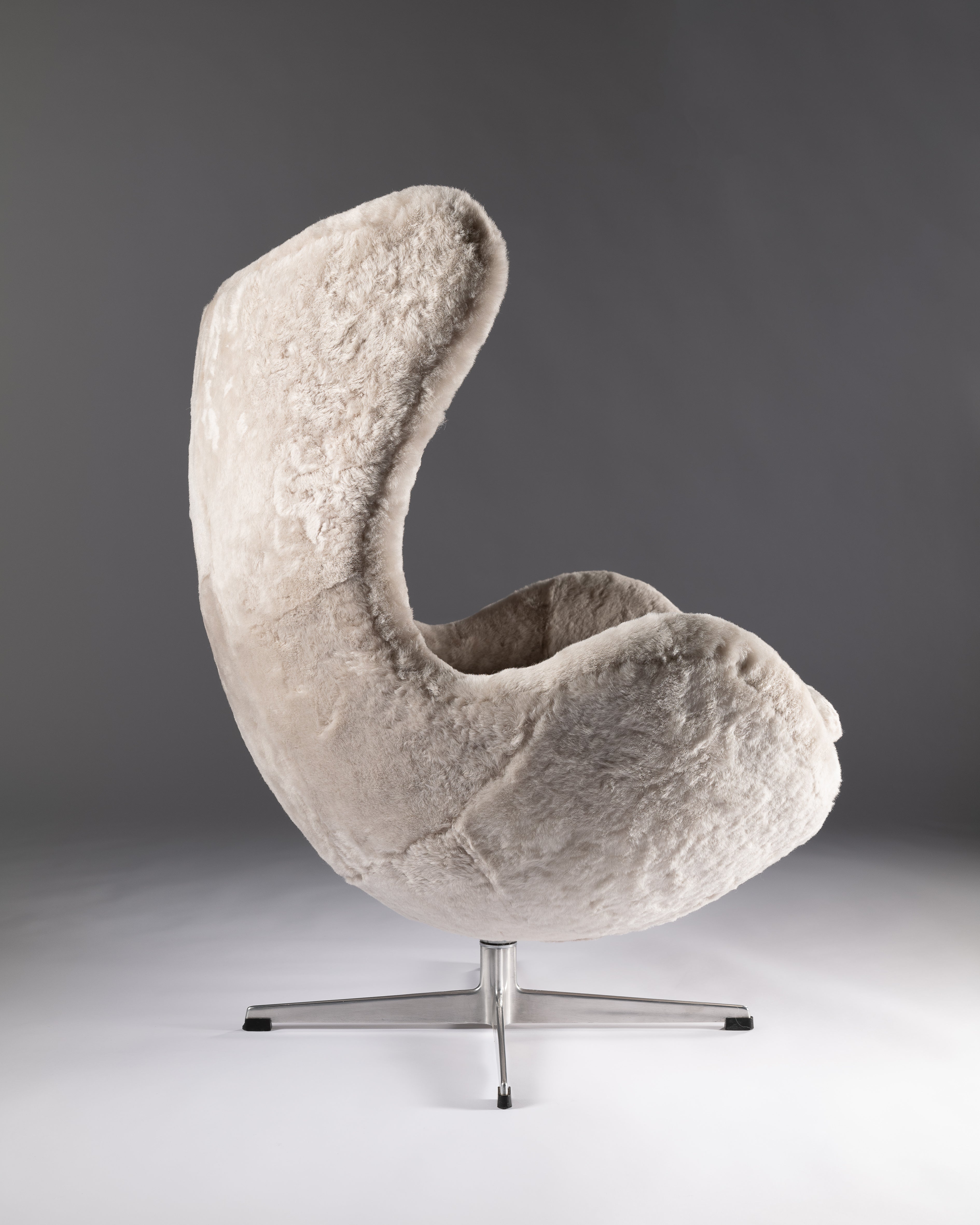 Arne_Jacobsen_Egg_Armchair_in_Sheepskin,_Scandinavian_Design_Icon