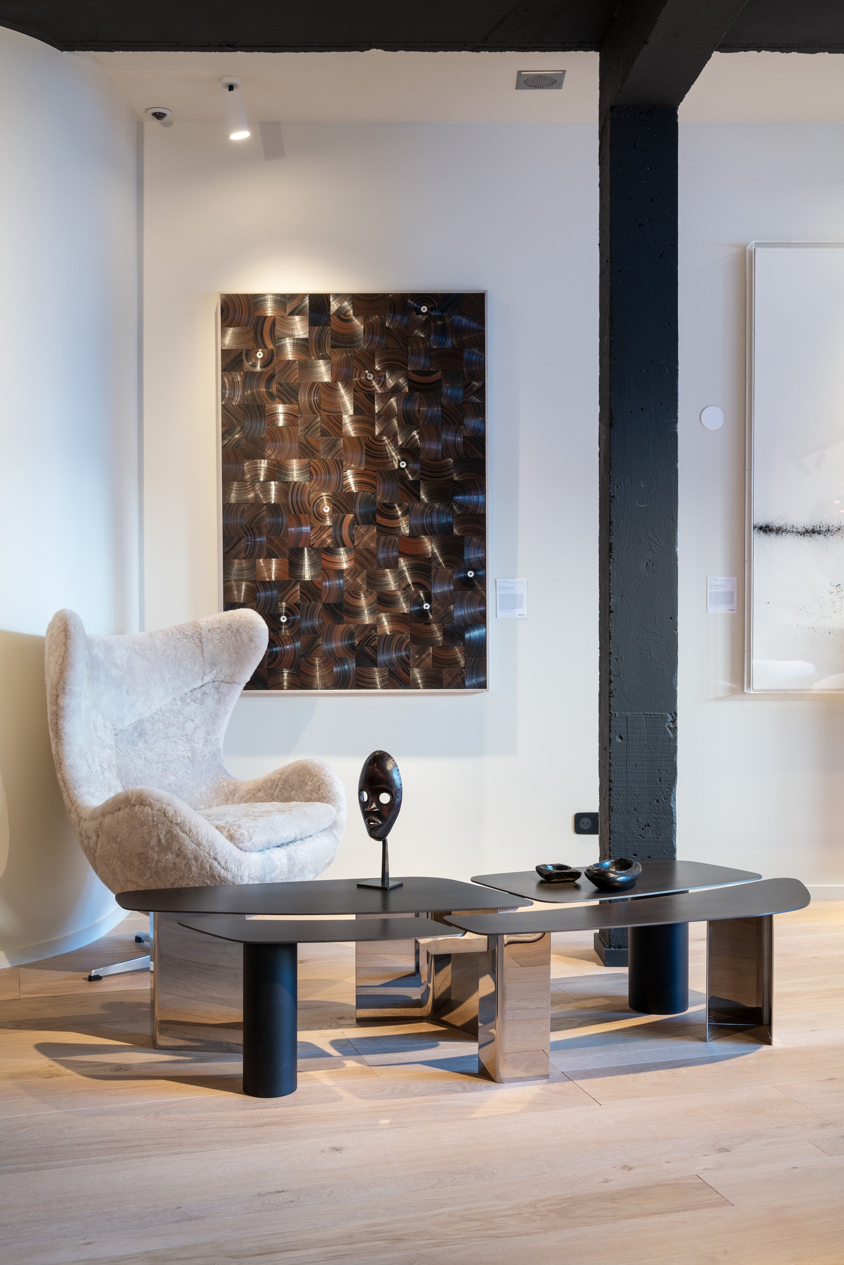 Arne_Jacobsen_Egg_Armchair_in_Sheepskin,_Scandinavian_Design_Icon