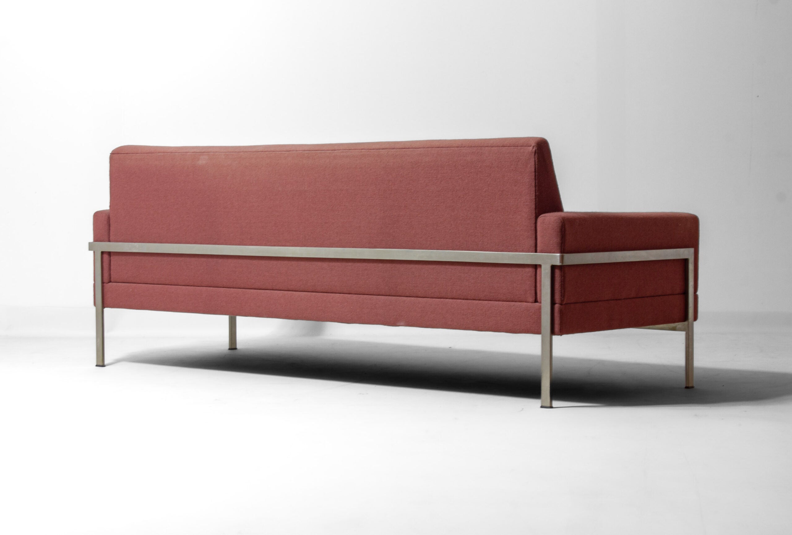 Vintage_Gelderland_3-Seater_Sofa_in_Pink_Fabric,_1960s_Dutch_Design