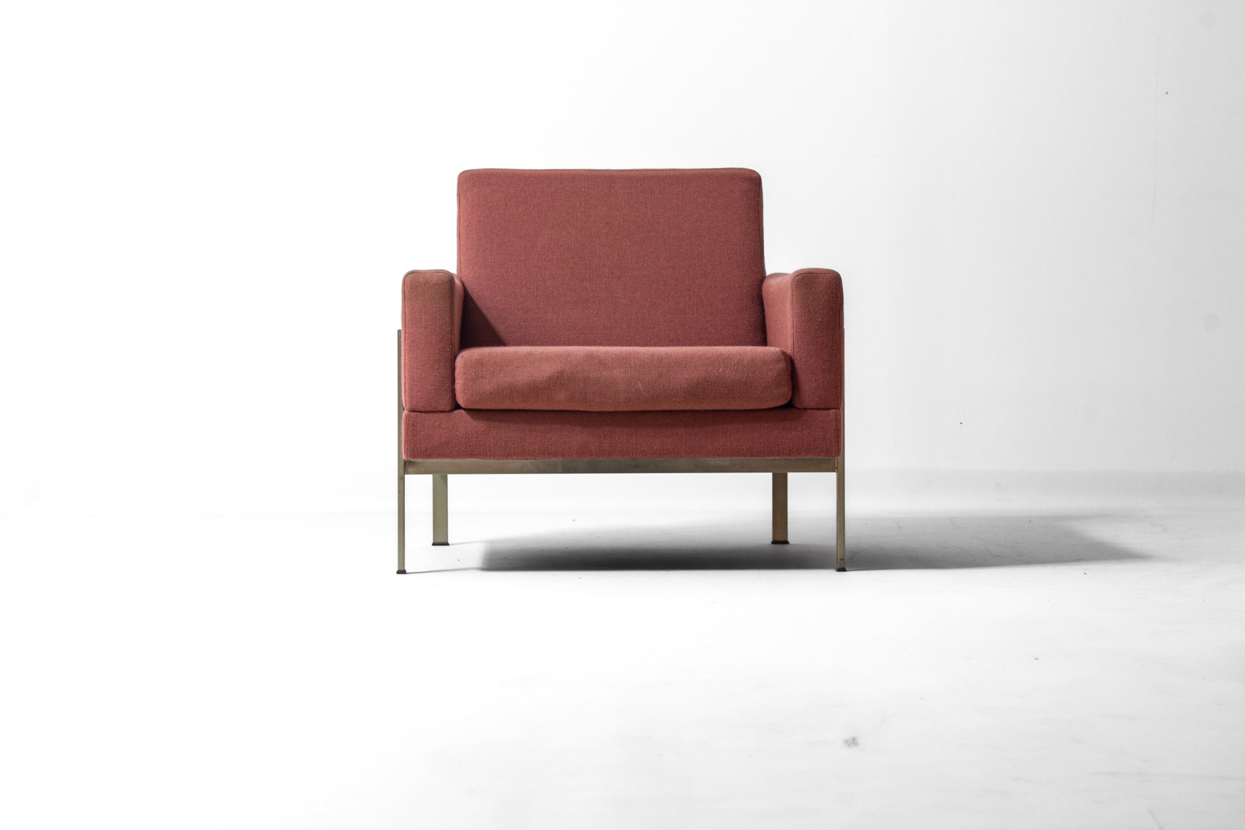 Vintage_Gelderland_Lounge_Chair_in_Pink_Fabric,_1960s_Dutch_Design