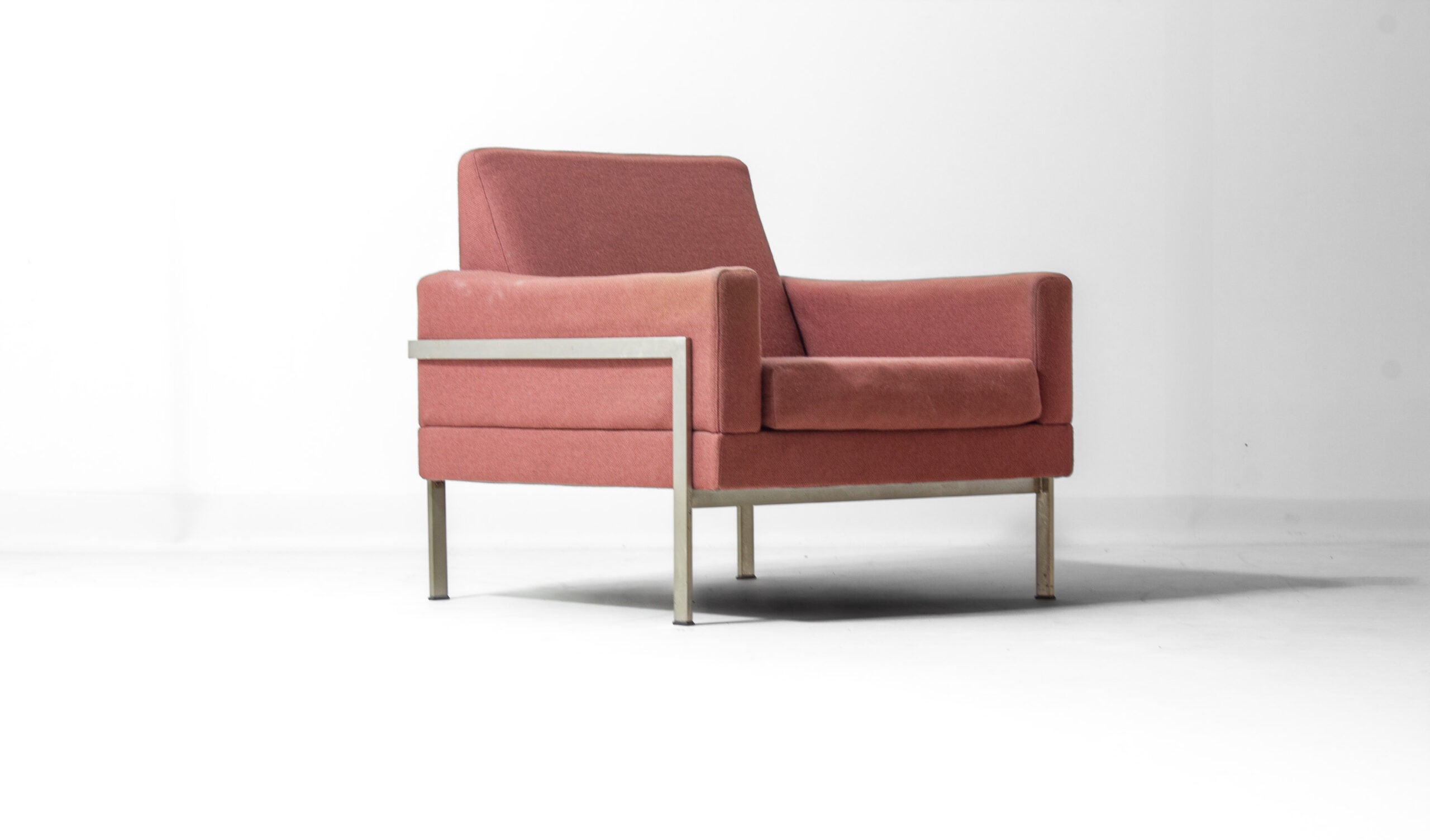 Vintage_Gelderland_Lounge_Chair_in_Pink_Fabric,_1960s_Dutch_Design