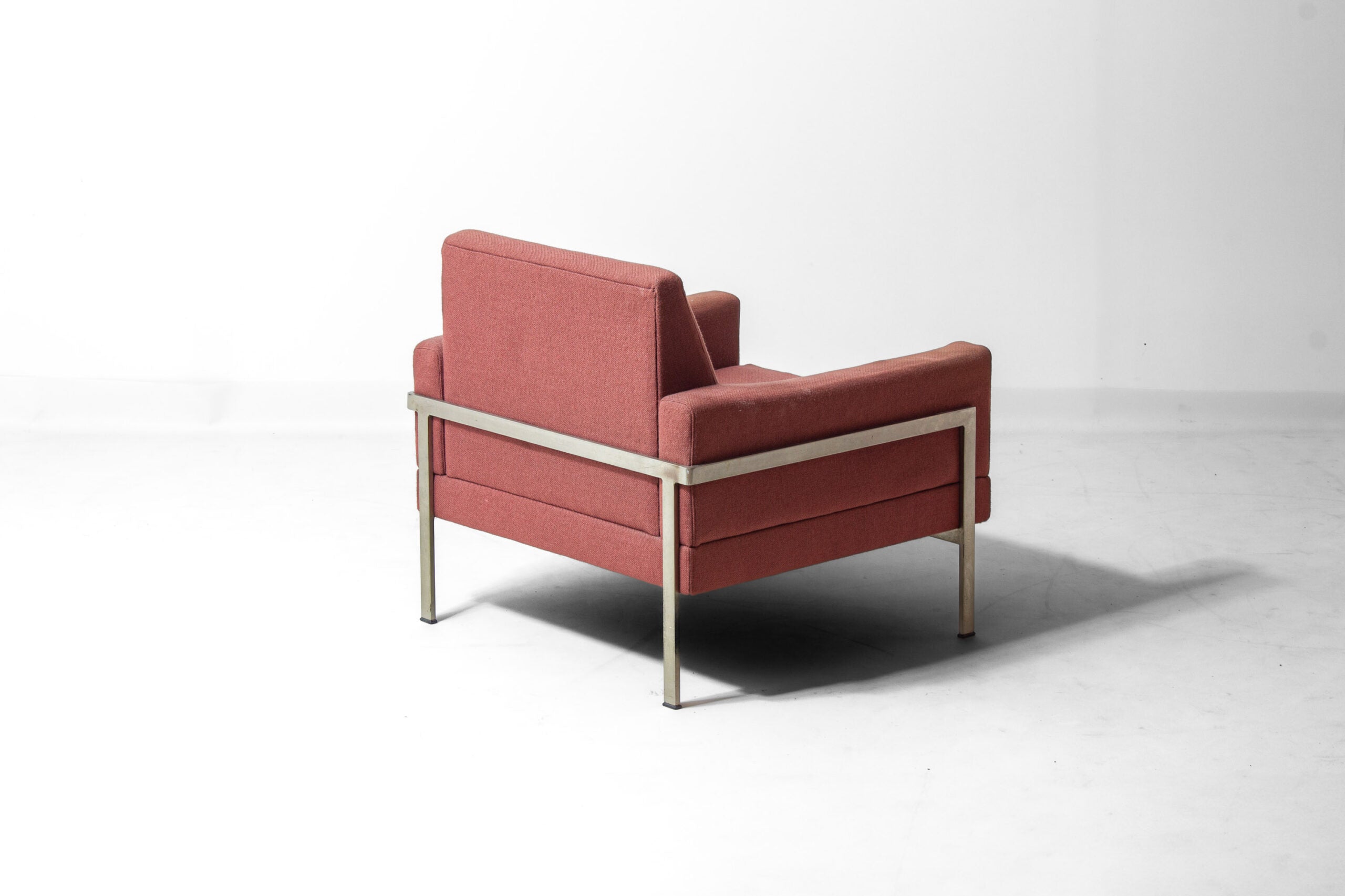 Vintage_Gelderland_Lounge_Chair_in_Pink_Fabric,_1960s_Dutch_Design
