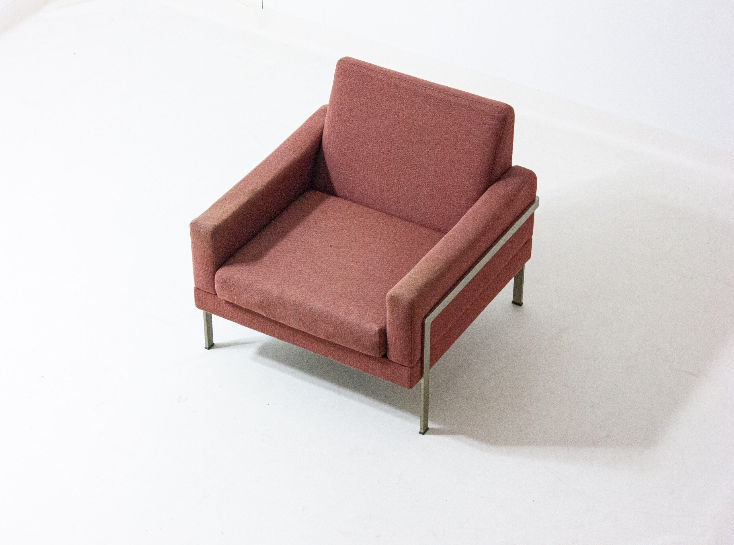 Vintage_Gelderland_Lounge_Chair_in_Pink_Fabric,_1960s_Dutch_Design