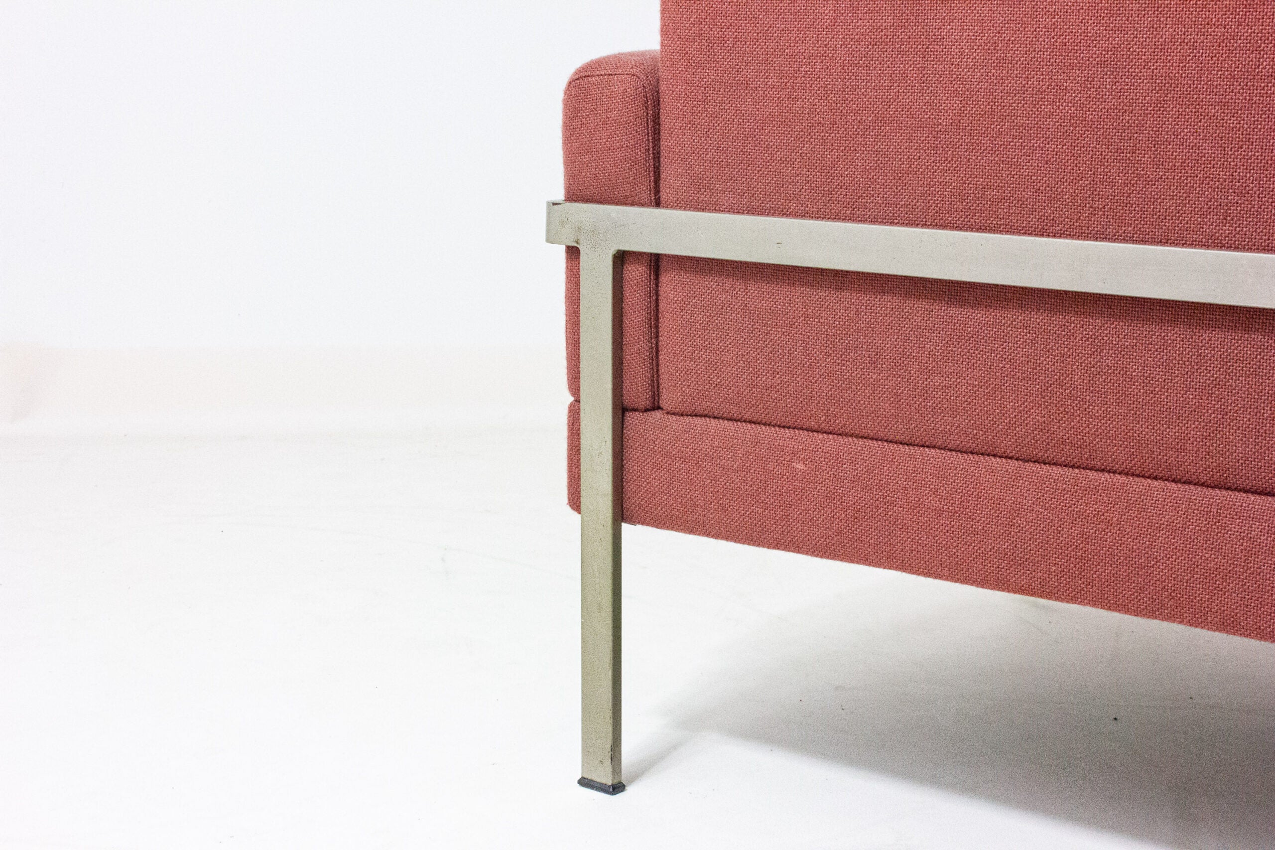 Vintage_Gelderland_Lounge_Chair_in_Pink_Fabric,_1960s_Dutch_Design