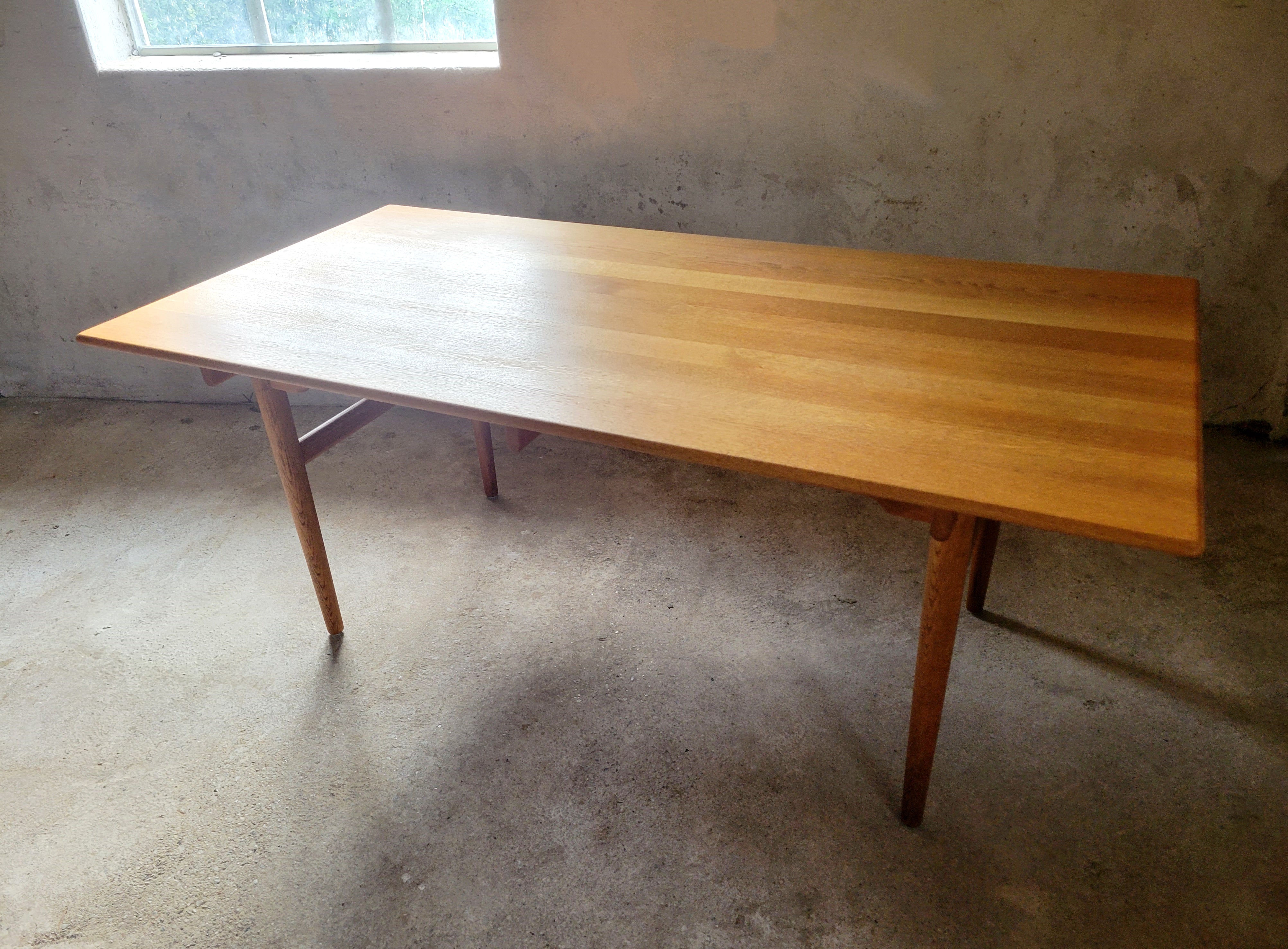 Vintage_Hans_J._Wegner_AT327_dining_table_in_oak