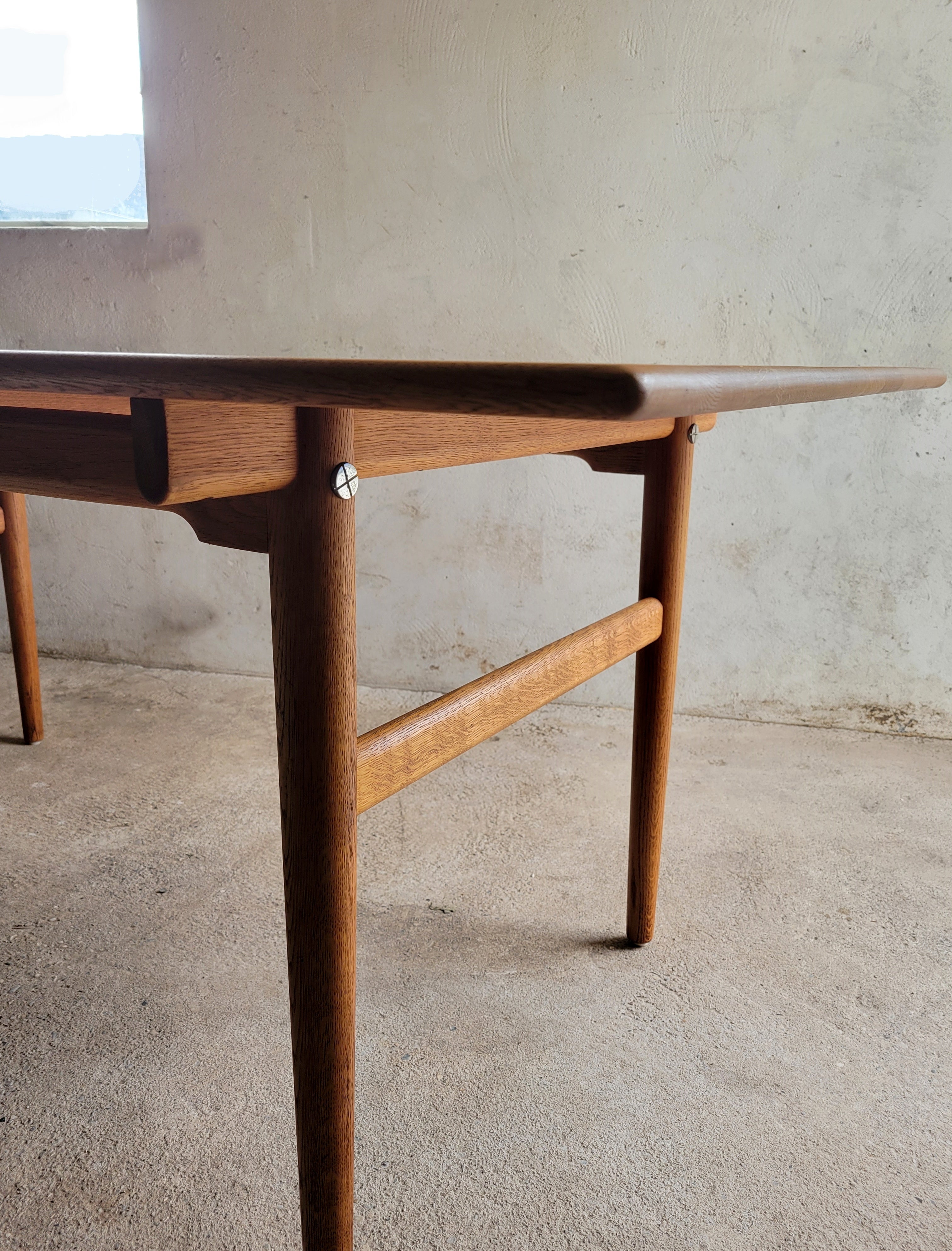 Vintage_Hans_J._Wegner_AT327_dining_table_in_oak