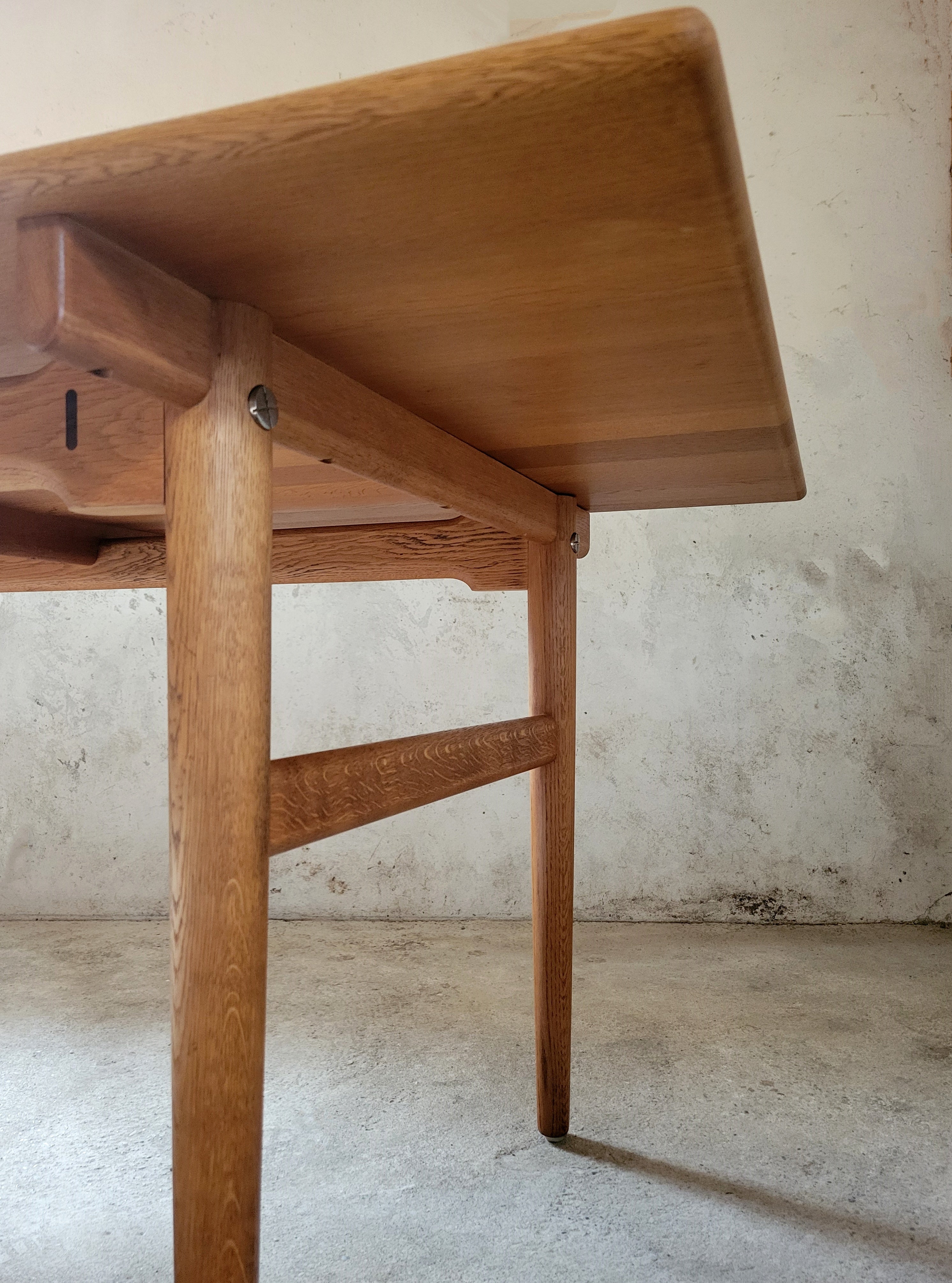 Vintage_Hans_J._Wegner_AT327_dining_table_in_oak