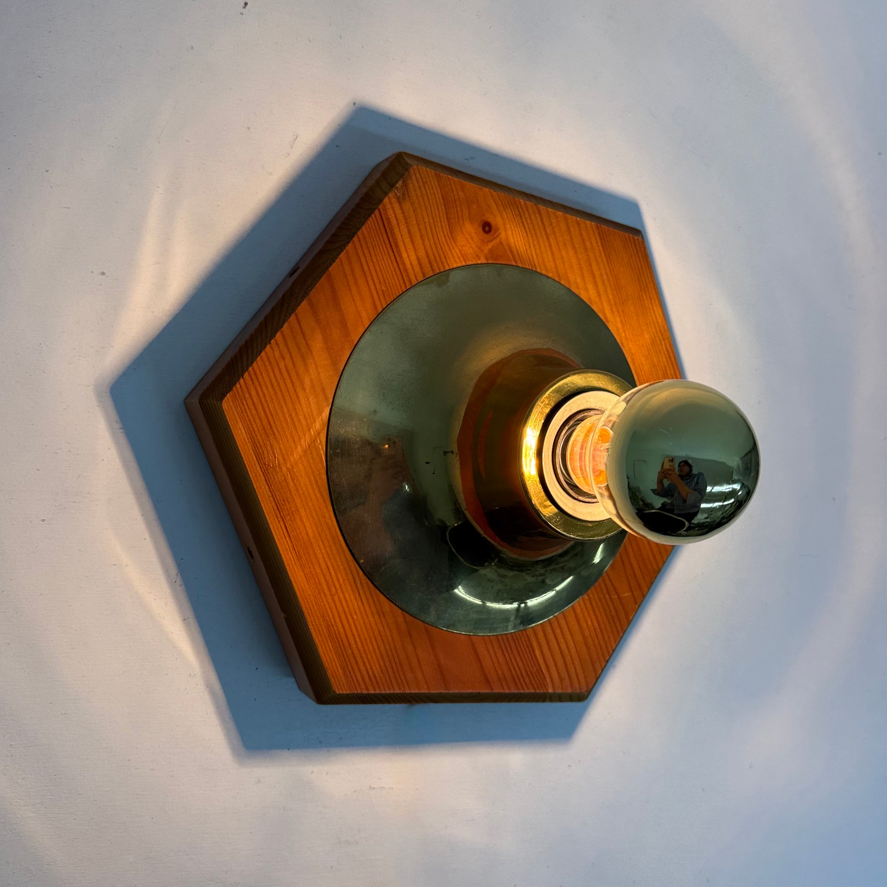 Hexagonal_Pine_Wood_and_Brass_Wall_Lamp,_1970s