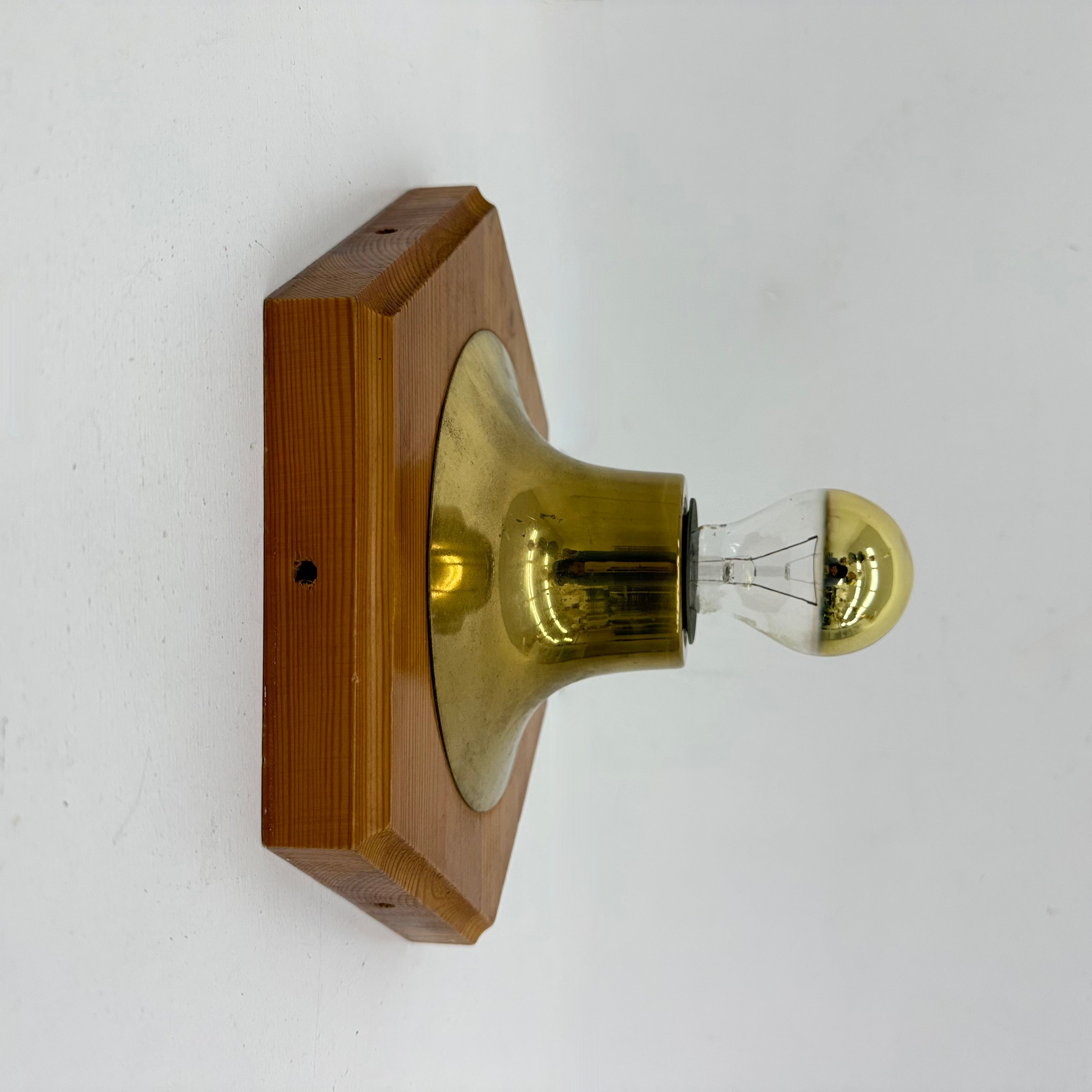 Hexagonal_Pine_Wood_and_Brass_Wall_Lamp,_1970s