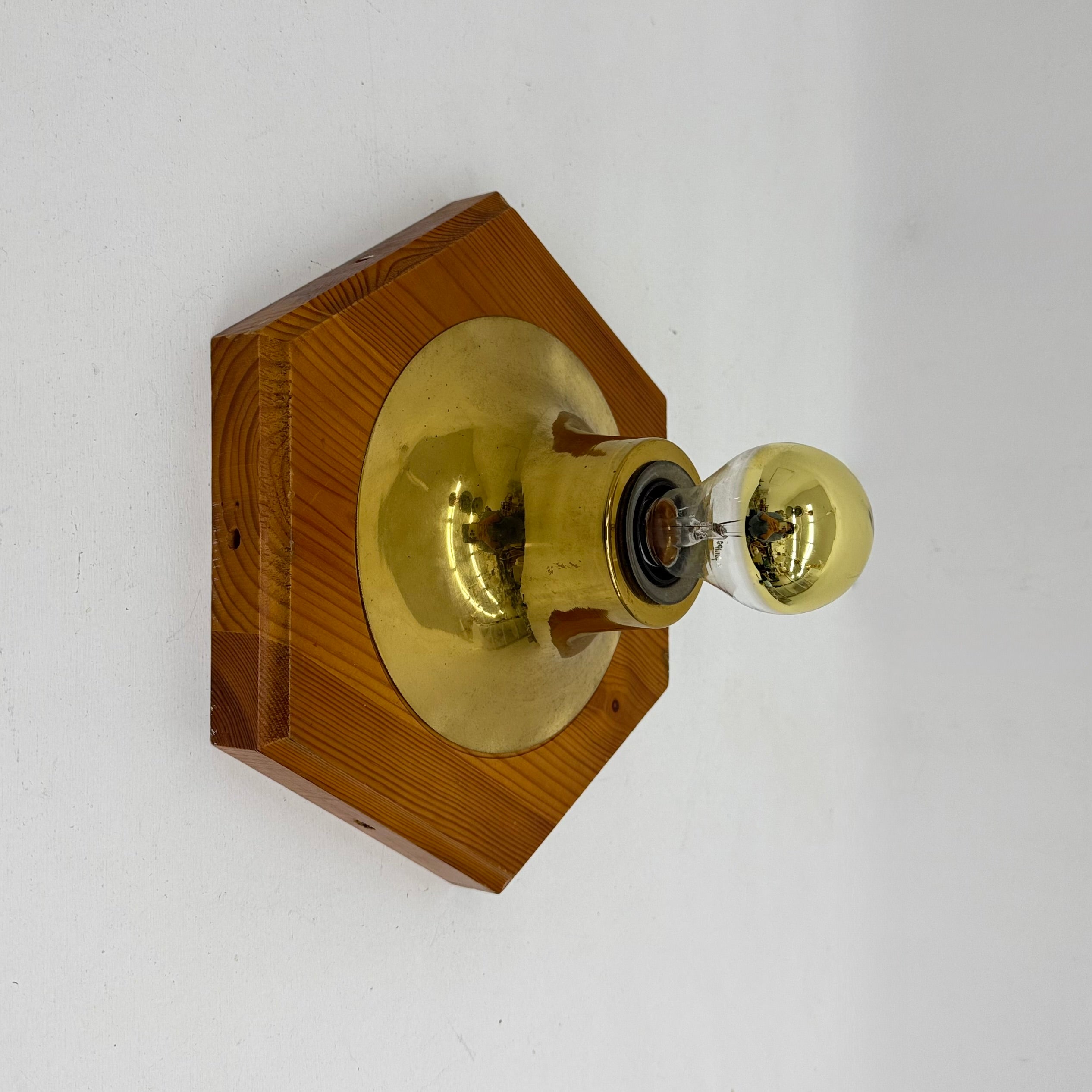 Hexagonal_Pine_Wood_and_Brass_Wall_Lamp,_1970s