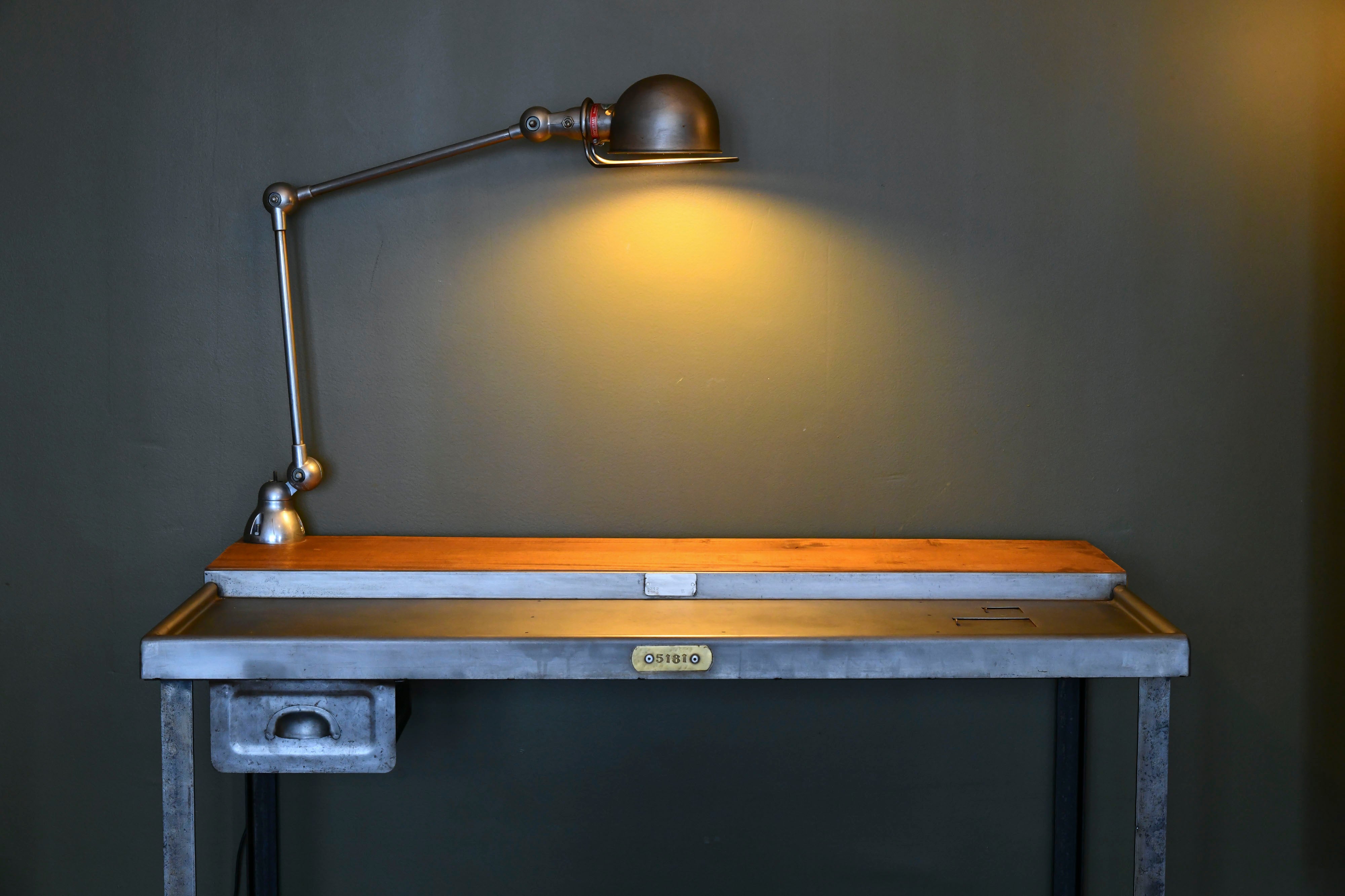 Vintage_industrial_desk_with_Jieldé_lamp