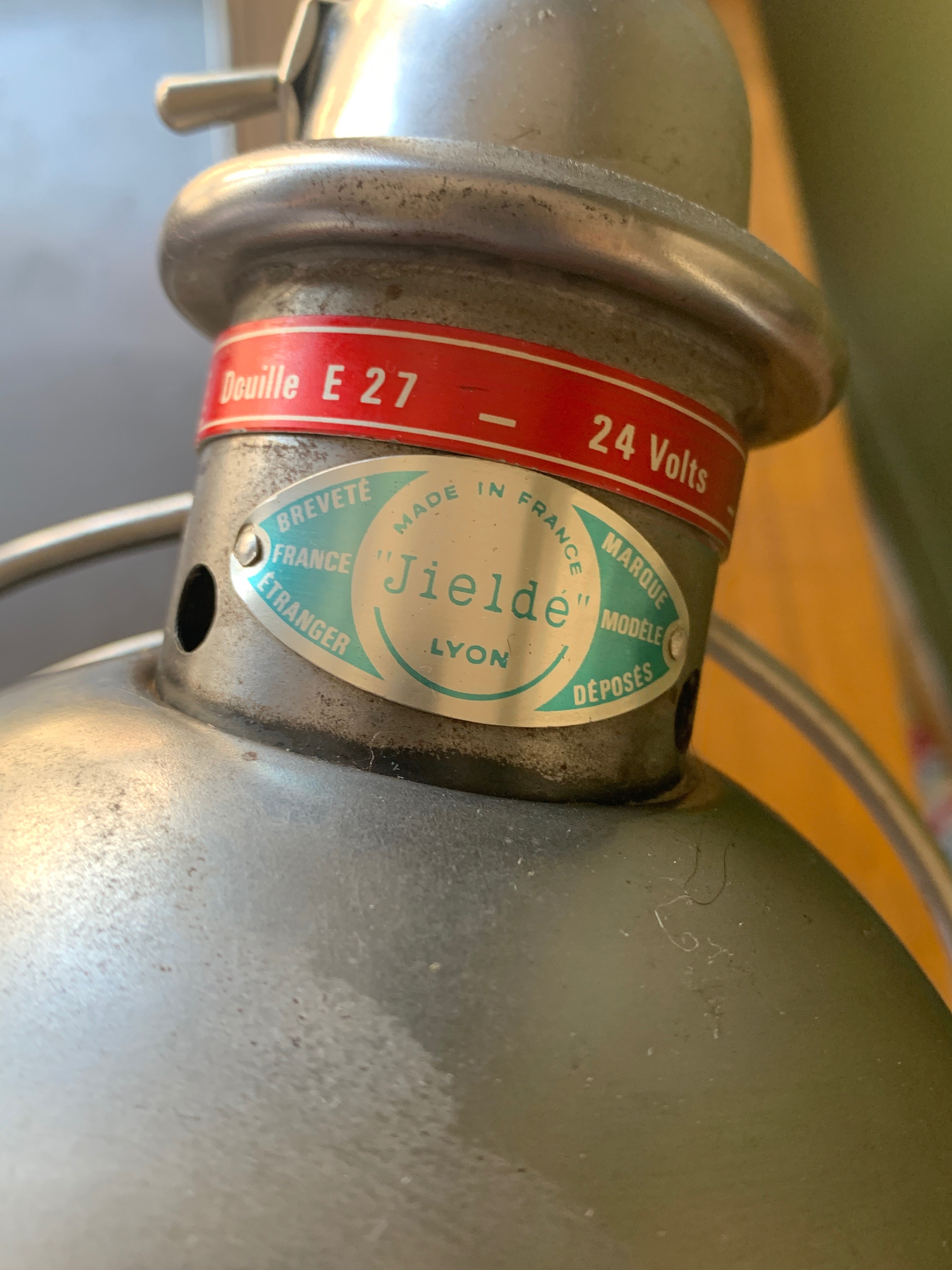 Vintage_industrial_desk_with_Jieldé_lamp