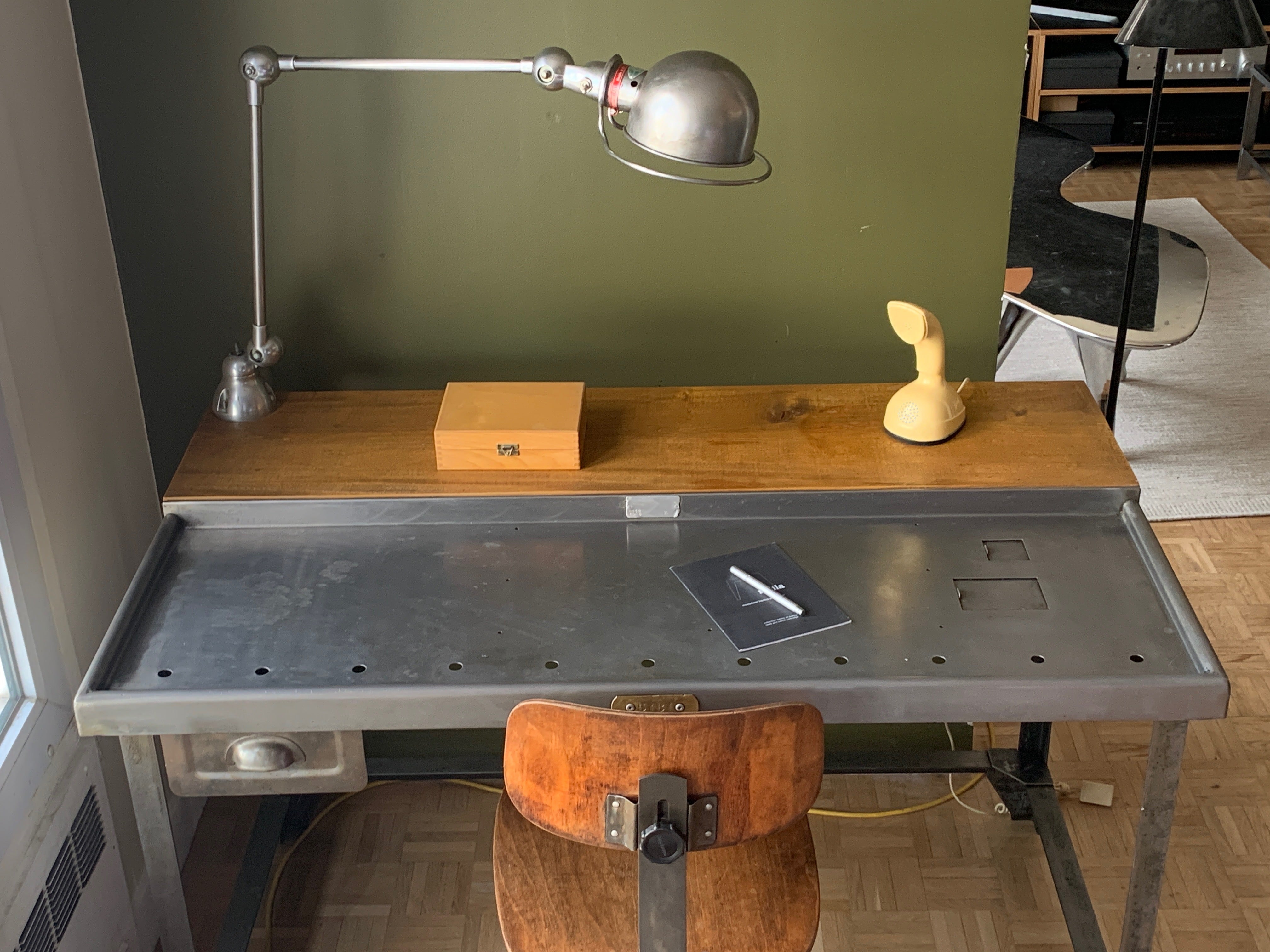 Vintage_industrial_desk_with_Jieldé_lamp
