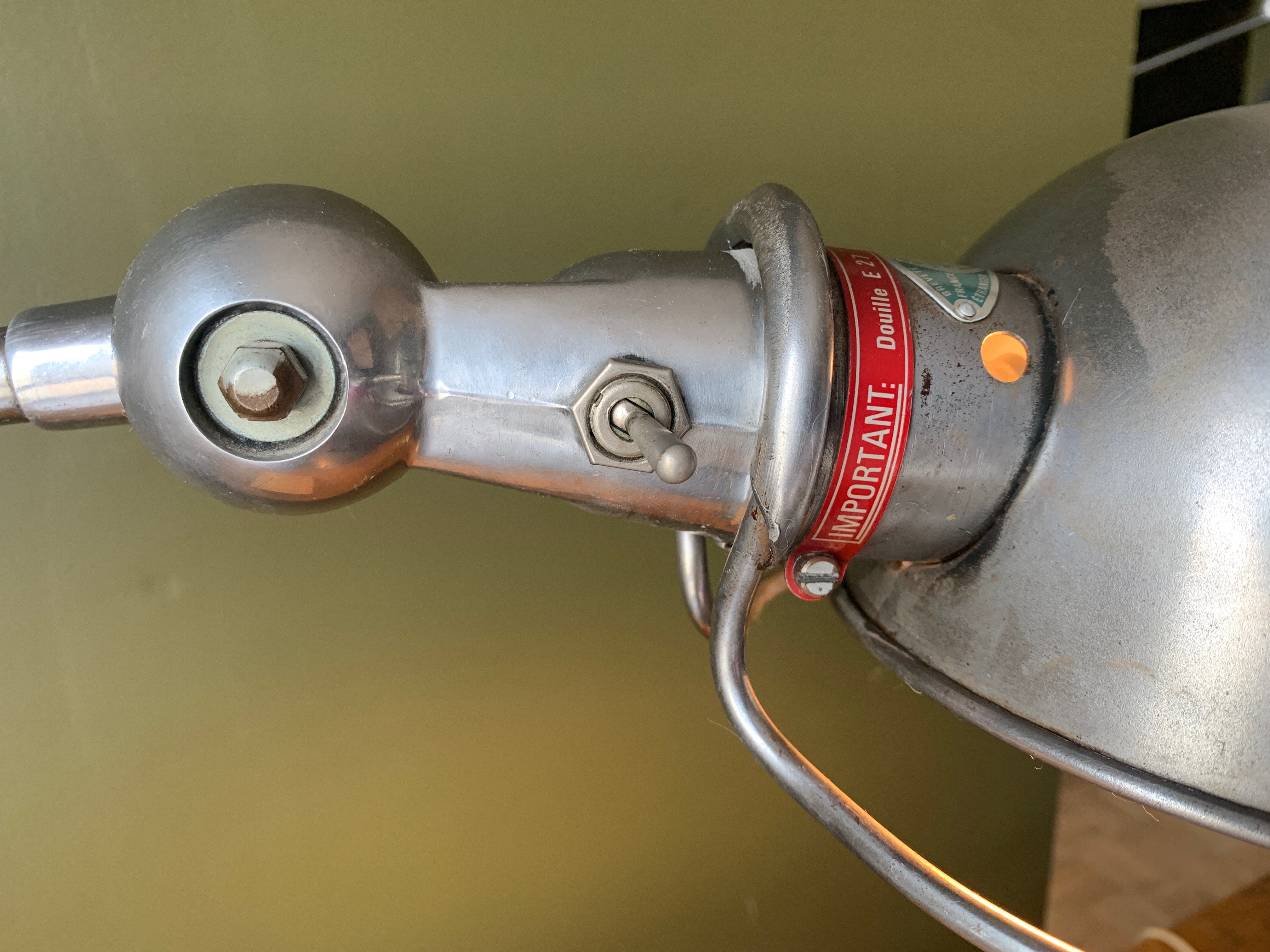 Vintage_industrial_desk_with_Jieldé_lamp