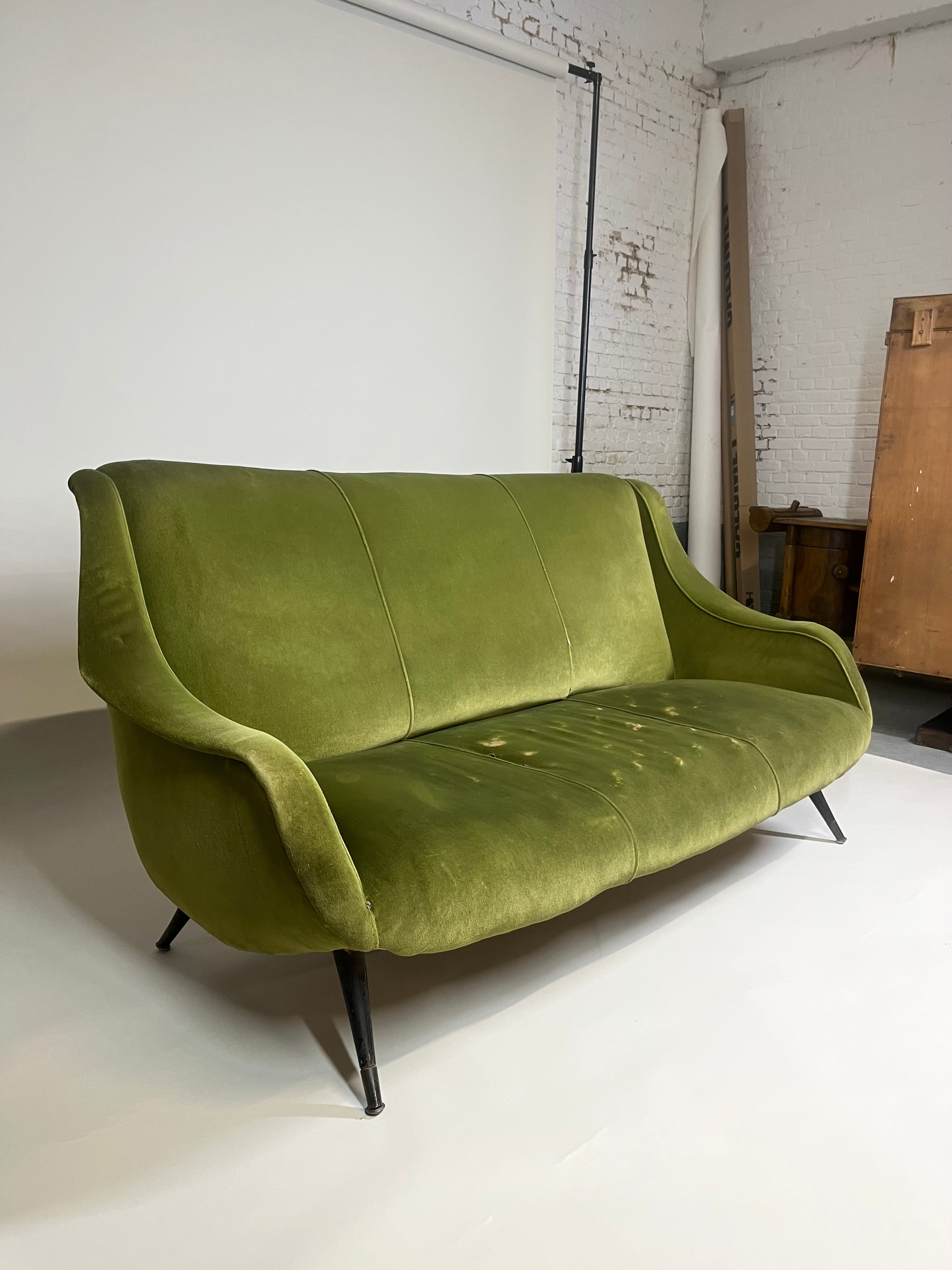 Vintage_Italian_Velvet_Sofa,_1960s,_Sculptural_Mid-Century_Design