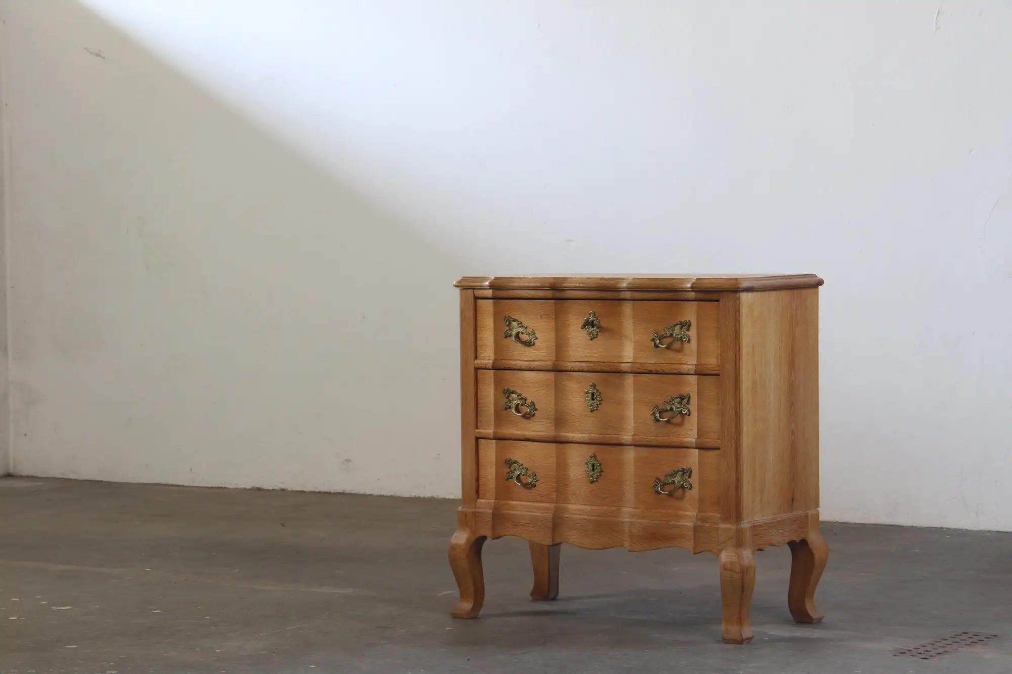Mid-20th-Century_Danish_Oak_Chest_of_Drawers_with_Carved_Fronts_and_Cabriole_Legs,_Rococo_Revival_Style
