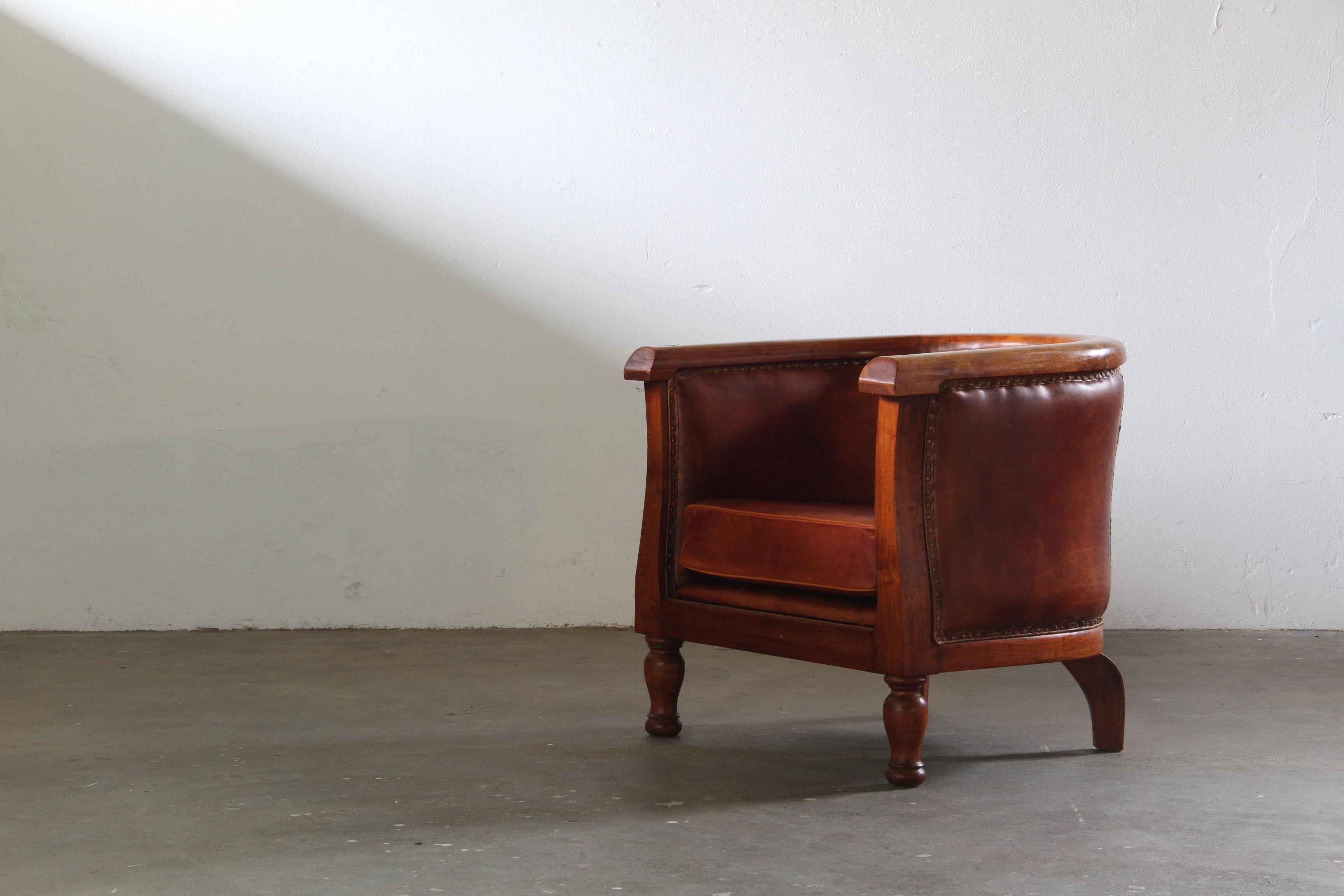 Set_of_2_Antique_Leather_Club_Armchairs_with_Curved_Armrests,_Art_Deco_Style,_Early_20th_Century