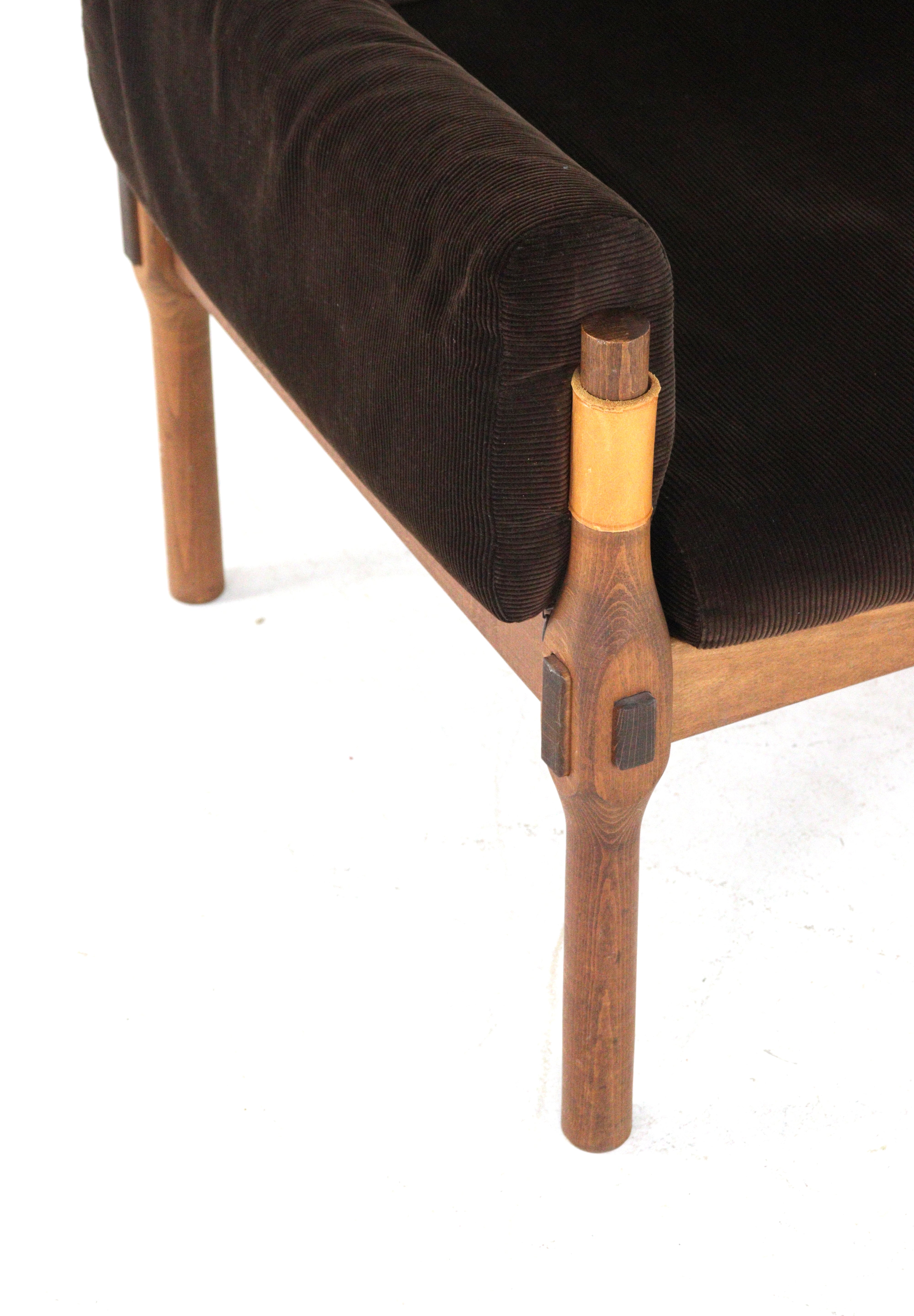 Scandinavian_Safari_Lounge_Armchair_in_Corduroy,_1960s–70s
