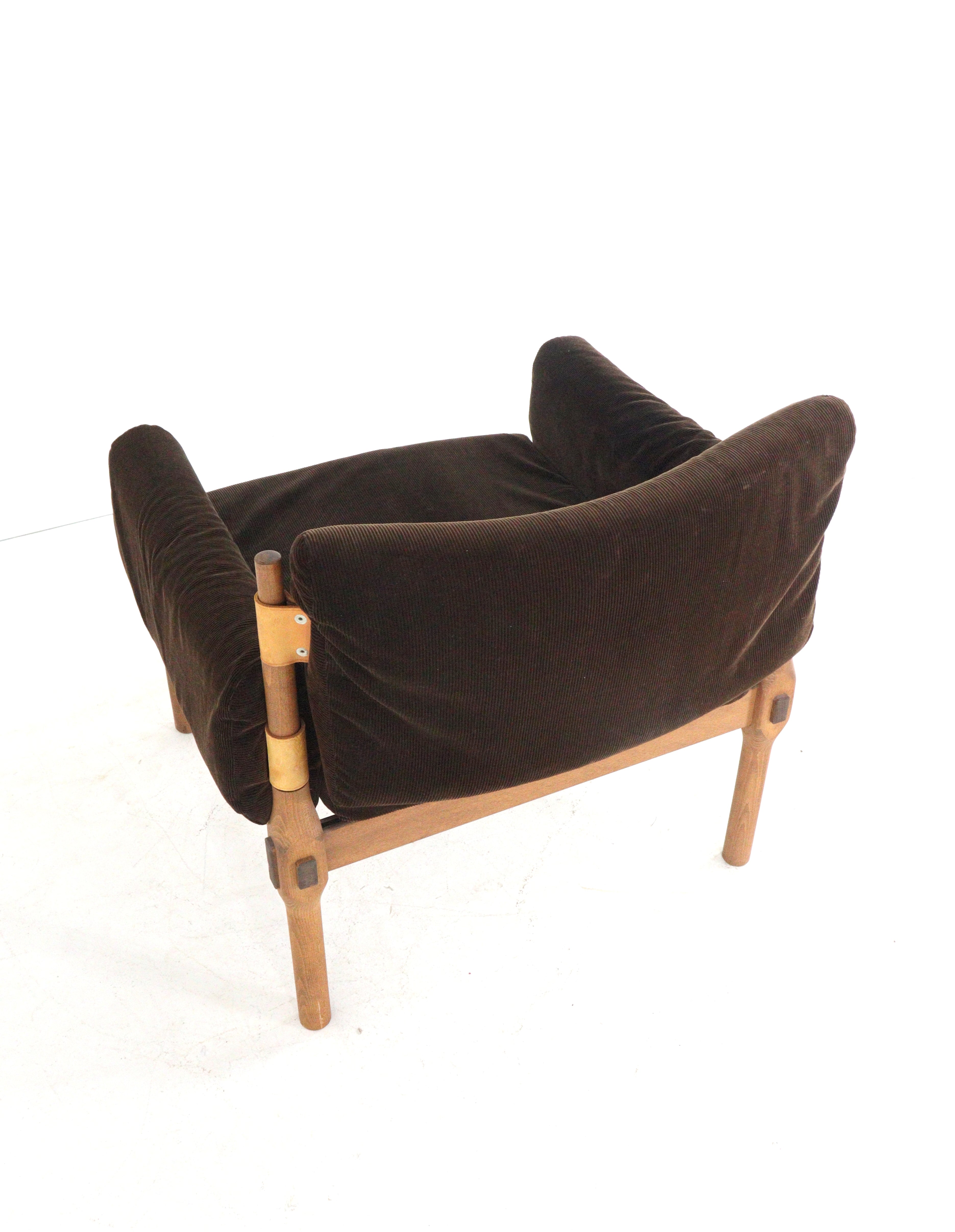 Scandinavian_Safari_Lounge_Armchair_in_Corduroy,_1960s–70s