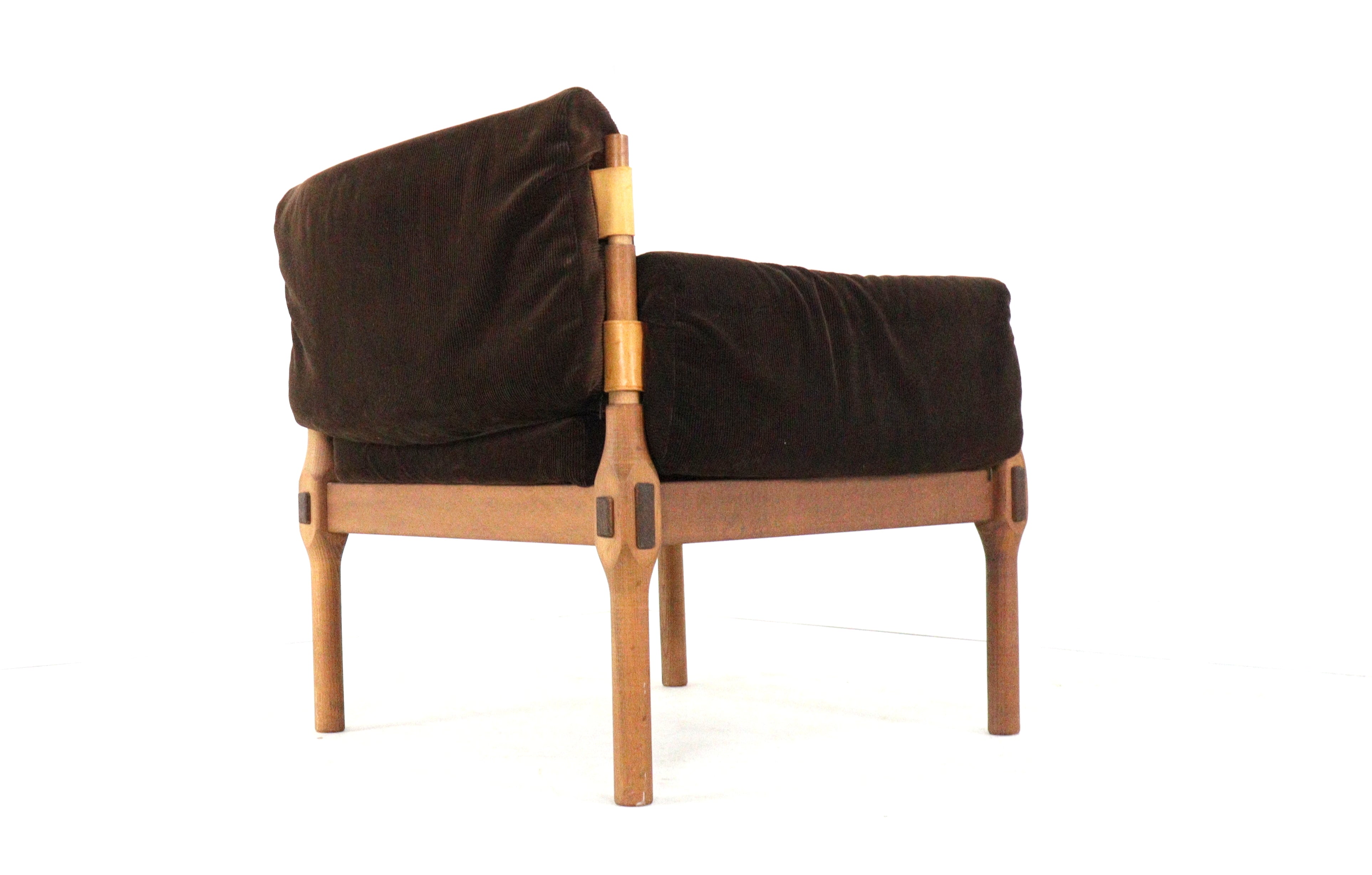 Scandinavian_Safari_Lounge_Armchair_in_Corduroy,_1960s–70s