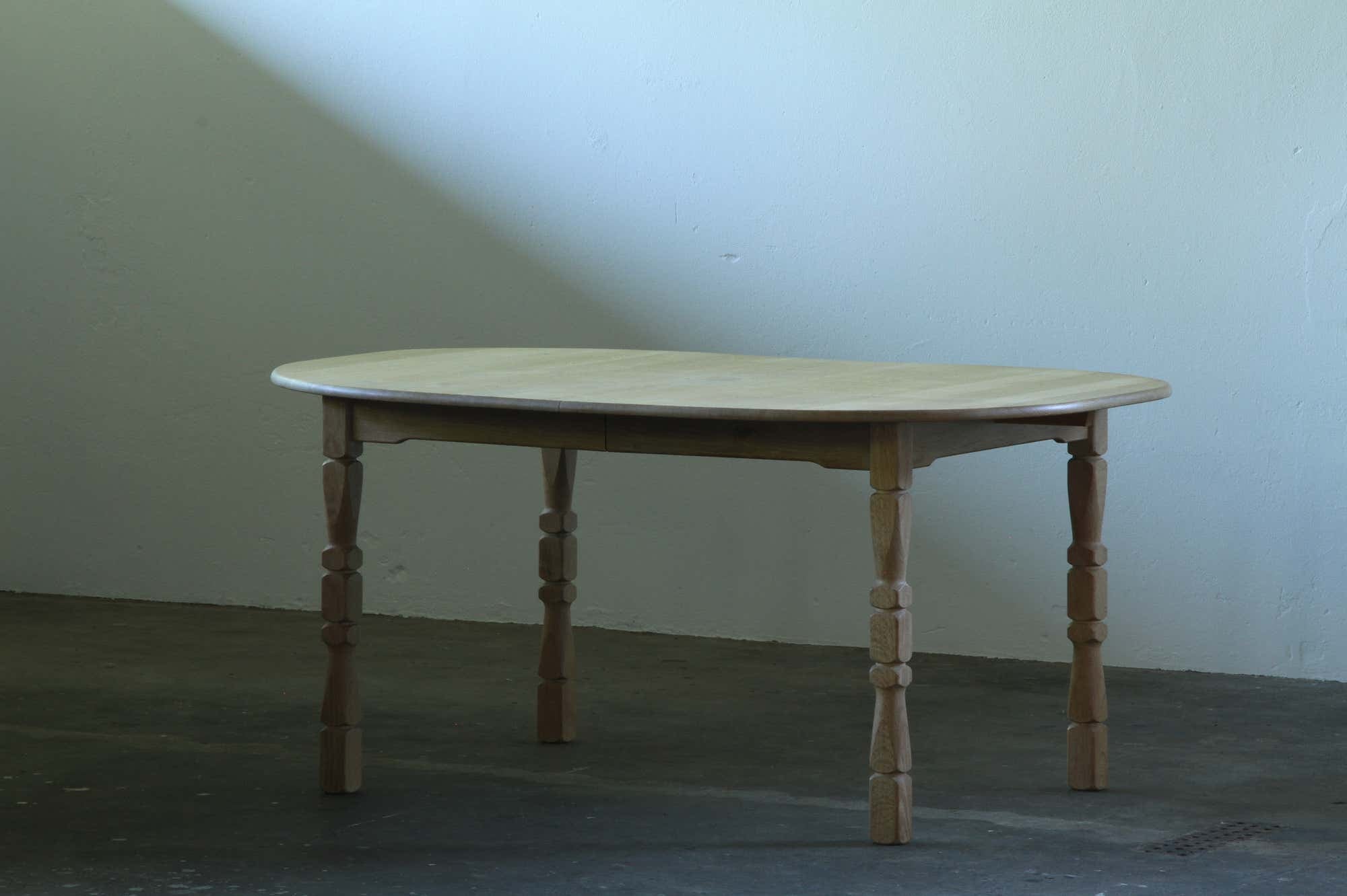 Scandinavian_Extendable_Dining_Table_in_Solid_Oak_with_Two_Extension_Leaves