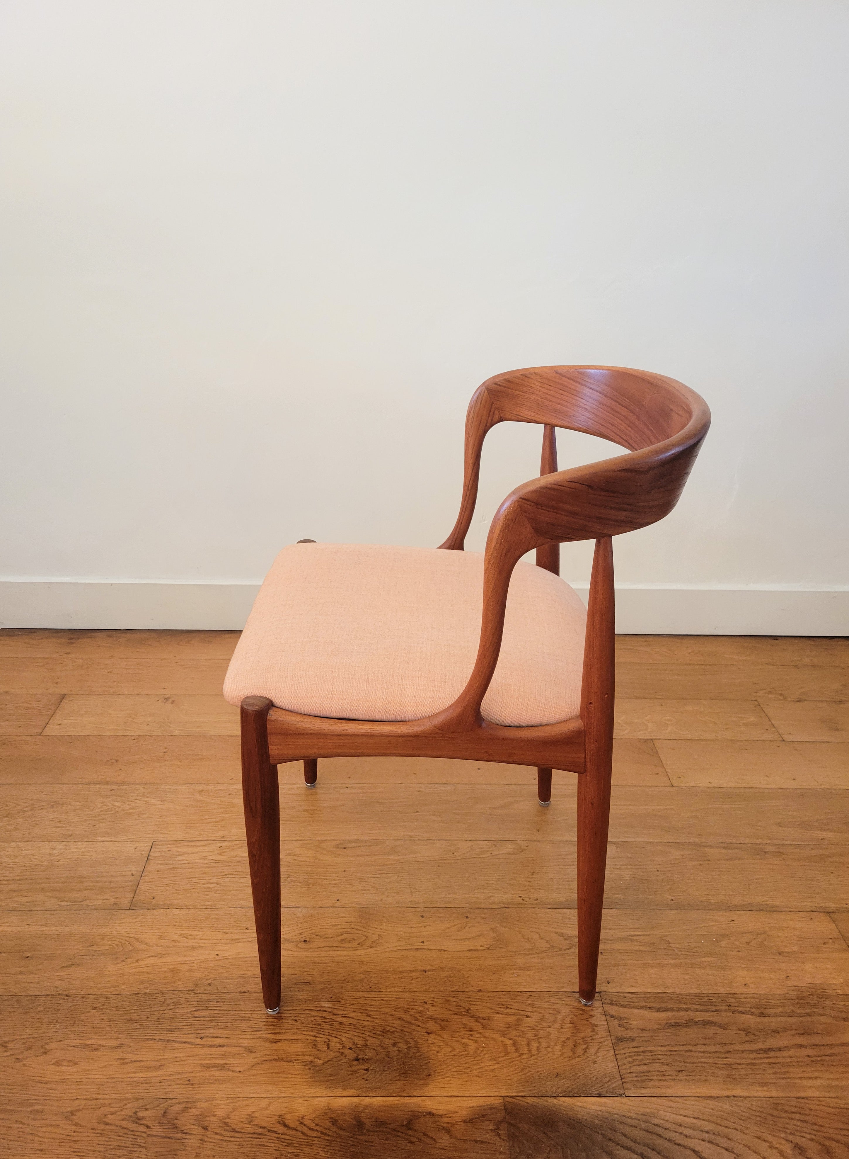 Set_of_4_vintage_dining_chairs_by_Johannes_Andersen_for_Uldum