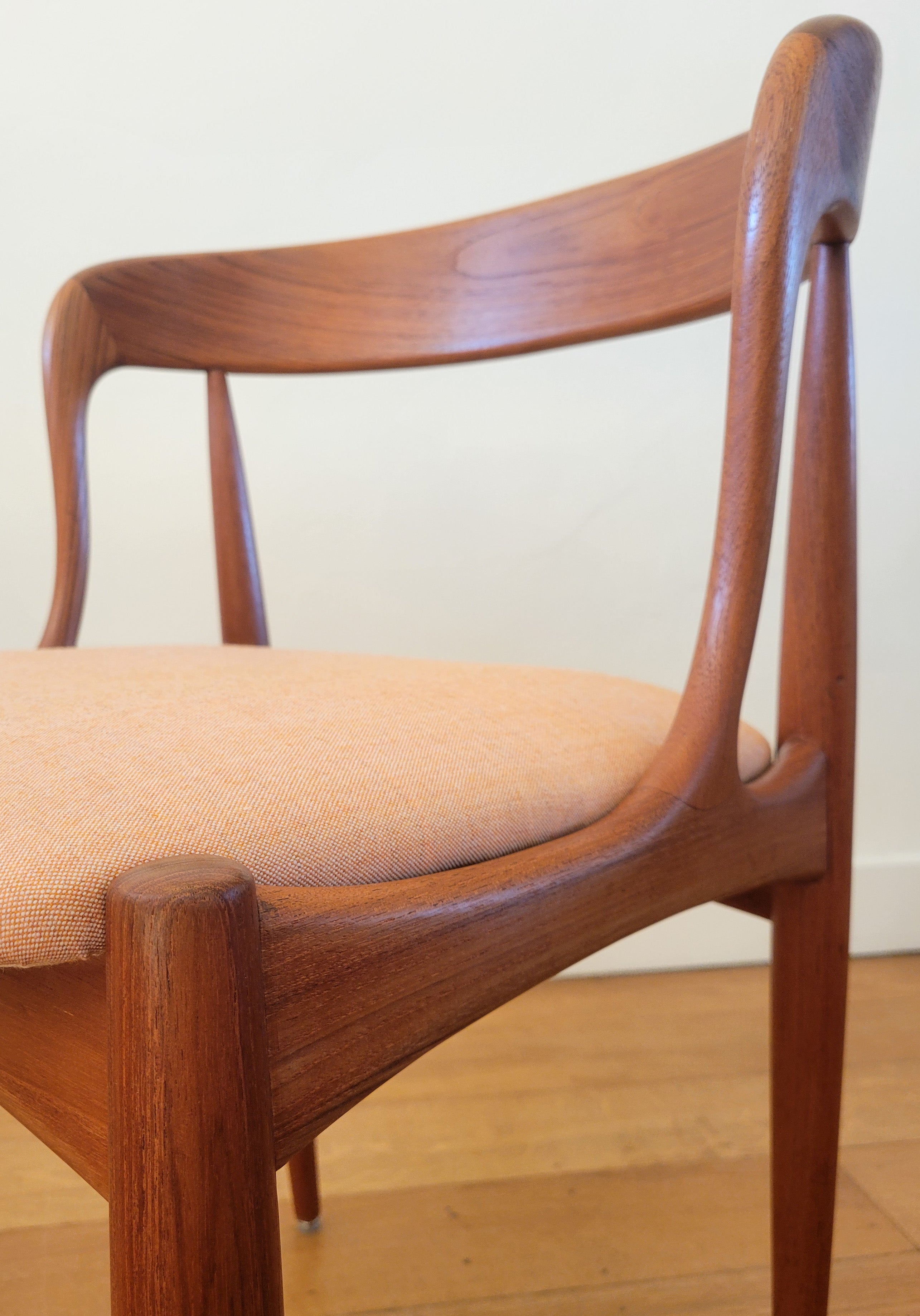 Set_of_4_vintage_dining_chairs_by_Johannes_Andersen_for_Uldum