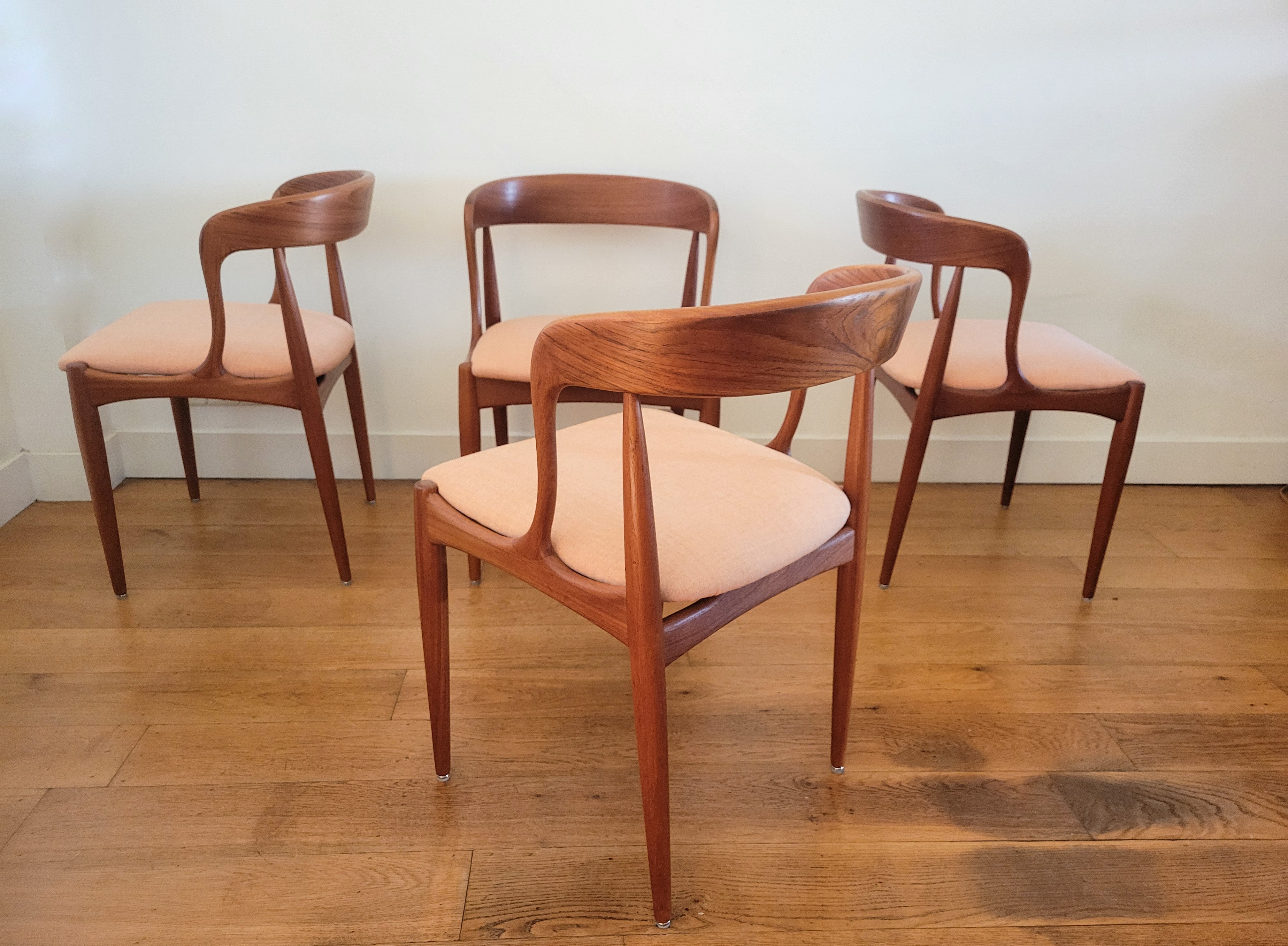 Set_of_4_vintage_dining_chairs_by_Johannes_Andersen_for_Uldum