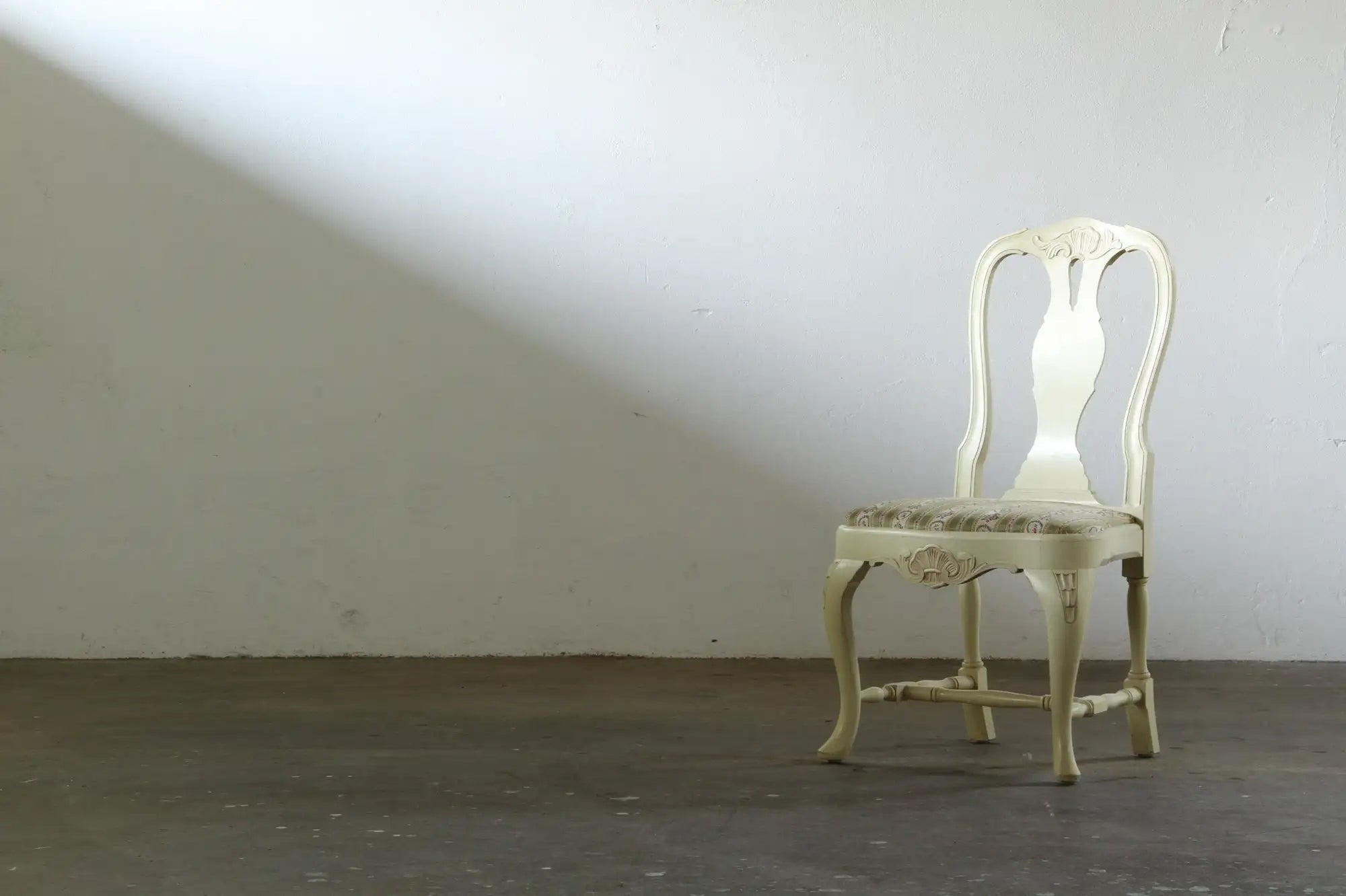 Set_of_4_Antique_Swedish_Neo-Rococo_Dining_Chairs_with_Carved_Details_and_White_Painted_Frames,_Early_1900s