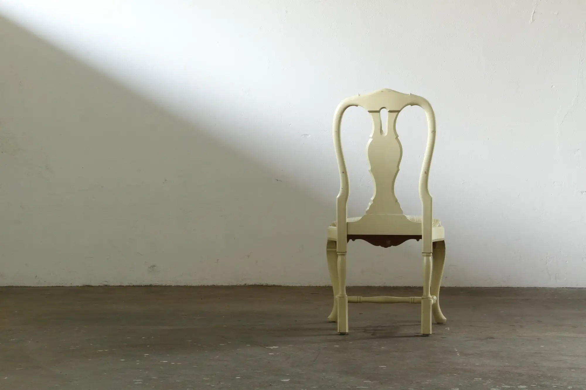 Set_of_4_Antique_Swedish_Neo-Rococo_Dining_Chairs_with_Carved_Details_and_White_Painted_Frames,_Early_1900s