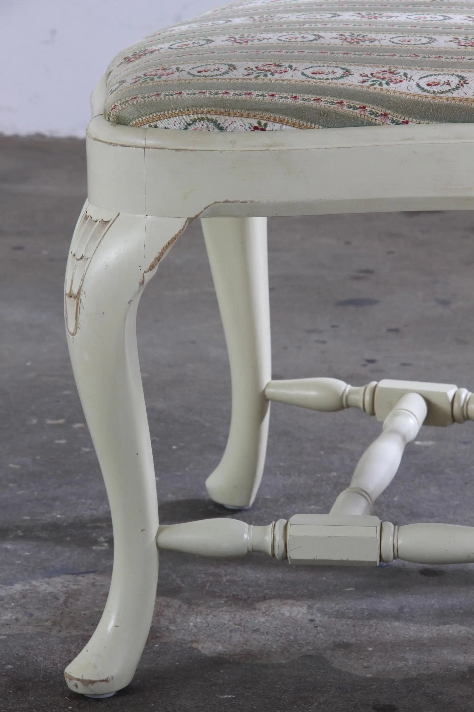 Set_of_4_Antique_Swedish_Neo-Rococo_Dining_Chairs_with_Carved_Details_and_White_Painted_Frames,_Early_1900s