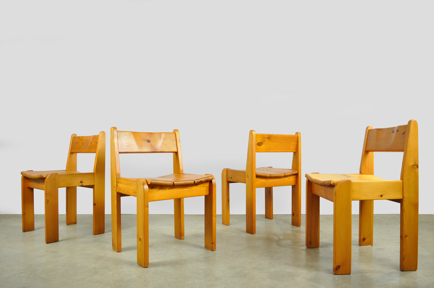 Set_of_4_Vintage_solid_pine_brutalist_dining_chairs_by_Ate_van_APELDOORN,_1970s