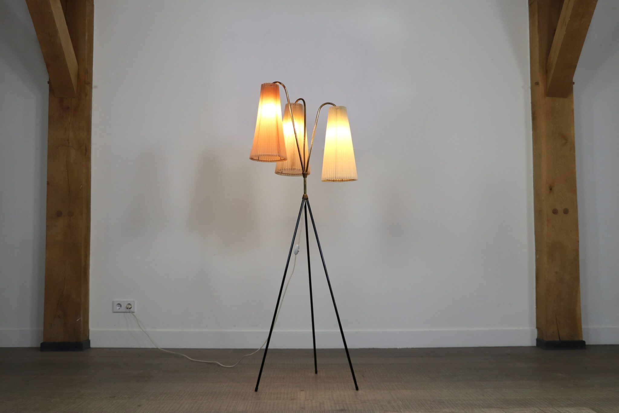 Vintage_Tripod_Floor_lamp_in_brass_and_plisse,_1950s