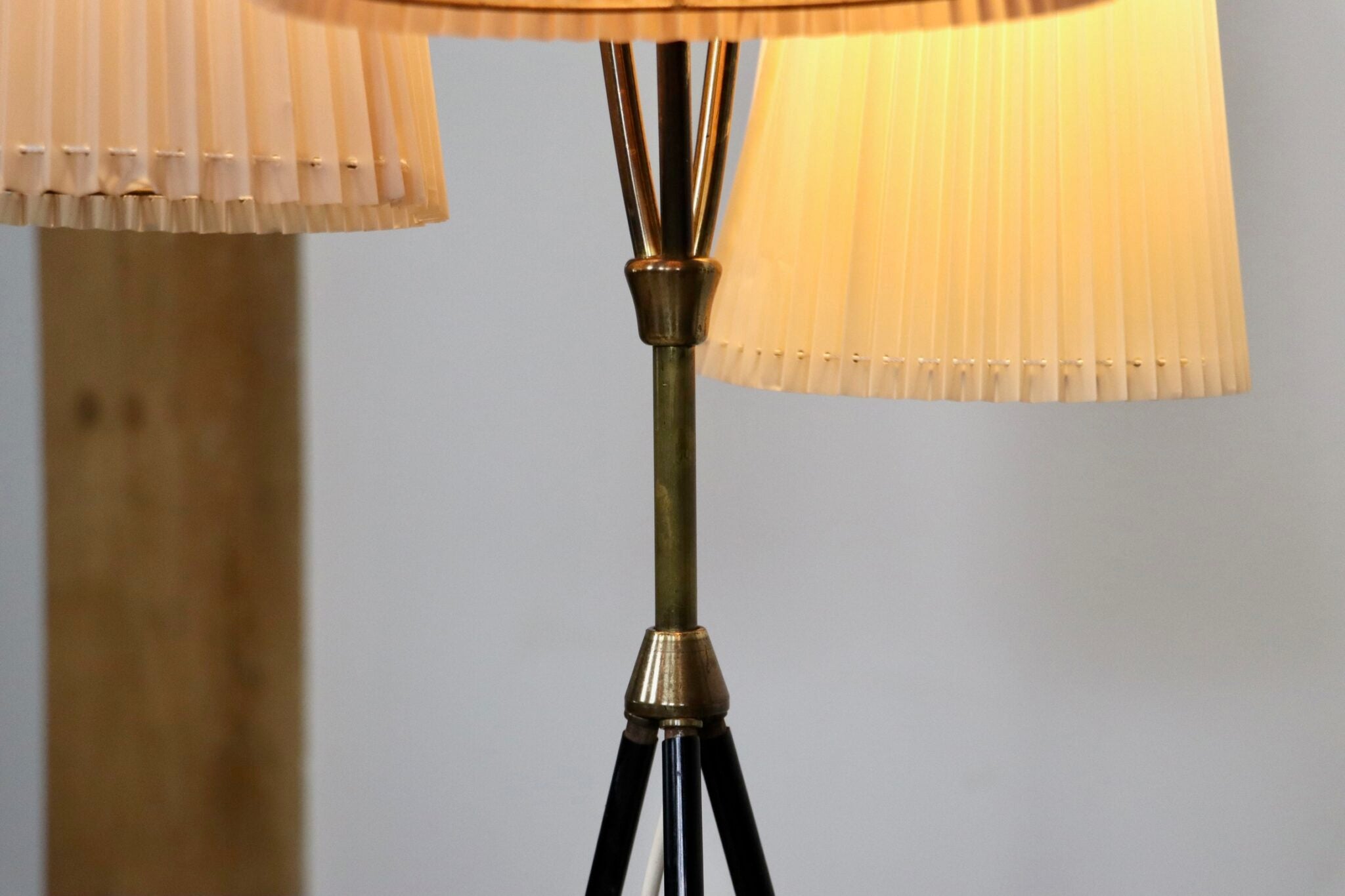 Vintage_Tripod_Floor_lamp_in_brass_and_plisse,_1950s