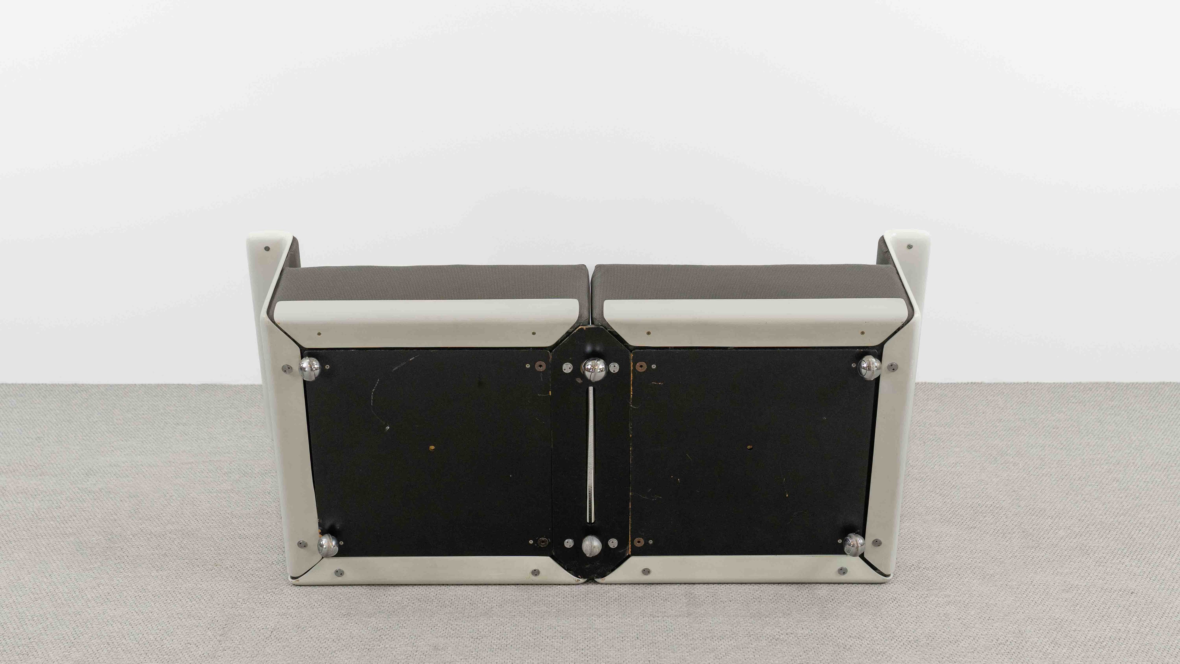 Vitsœ_620_Seating_Set_by_Dieter_Rams,_2-Seater_Sofa_and_Armchair,_Germany,_1960s
