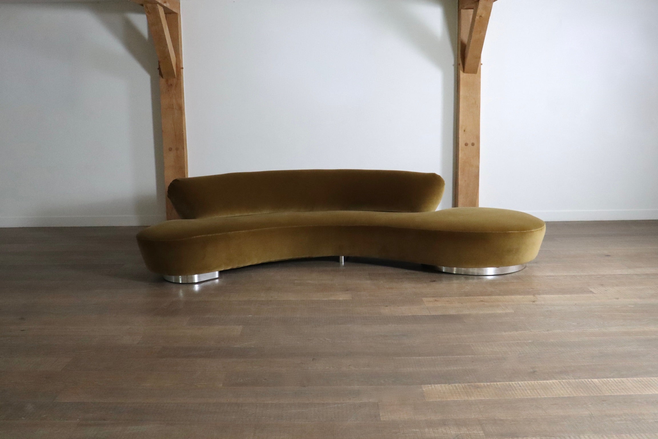 Vladimir_Kagan_serpentine_sofa_in_velvet_for_Directional_USA_1999