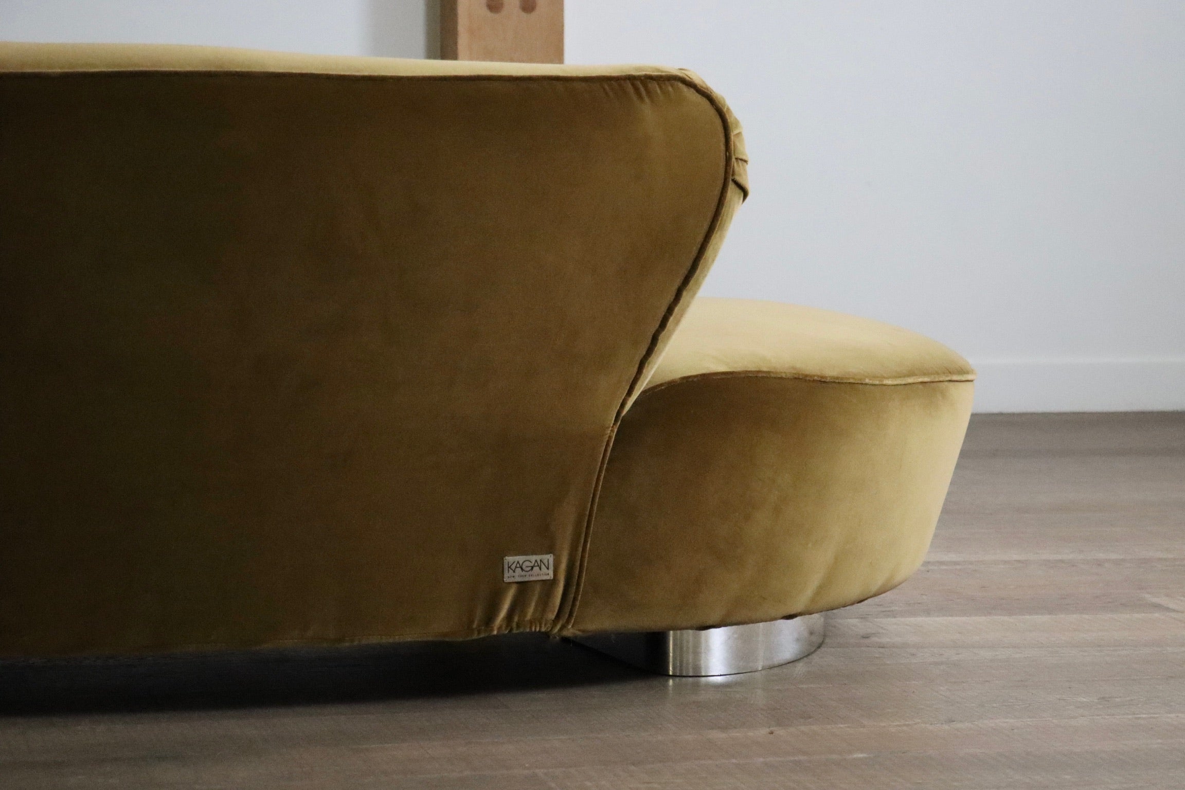 Vladimir_Kagan_serpentine_sofa_in_velvet_for_Directional_USA_1999