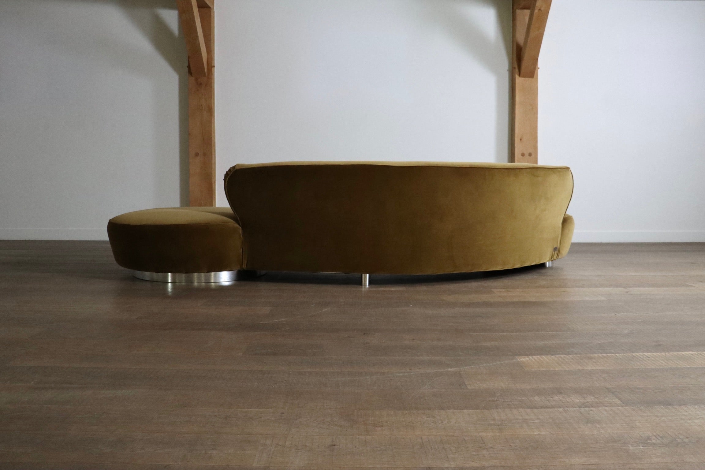 Vladimir_Kagan_serpentine_sofa_in_velvet_for_Directional_USA_1999